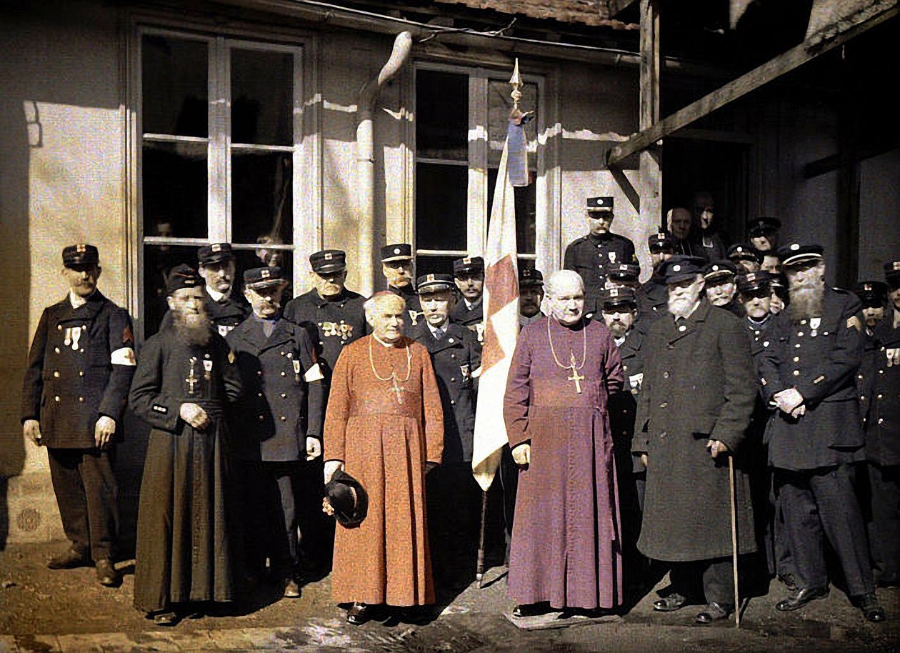 صورة جماعية لأعضاء الصليب الأحمر ، ريمس ، مارن ، فرنسا ، 1917 (تلقائية اللون) بواسطة فرناند كوفيل
