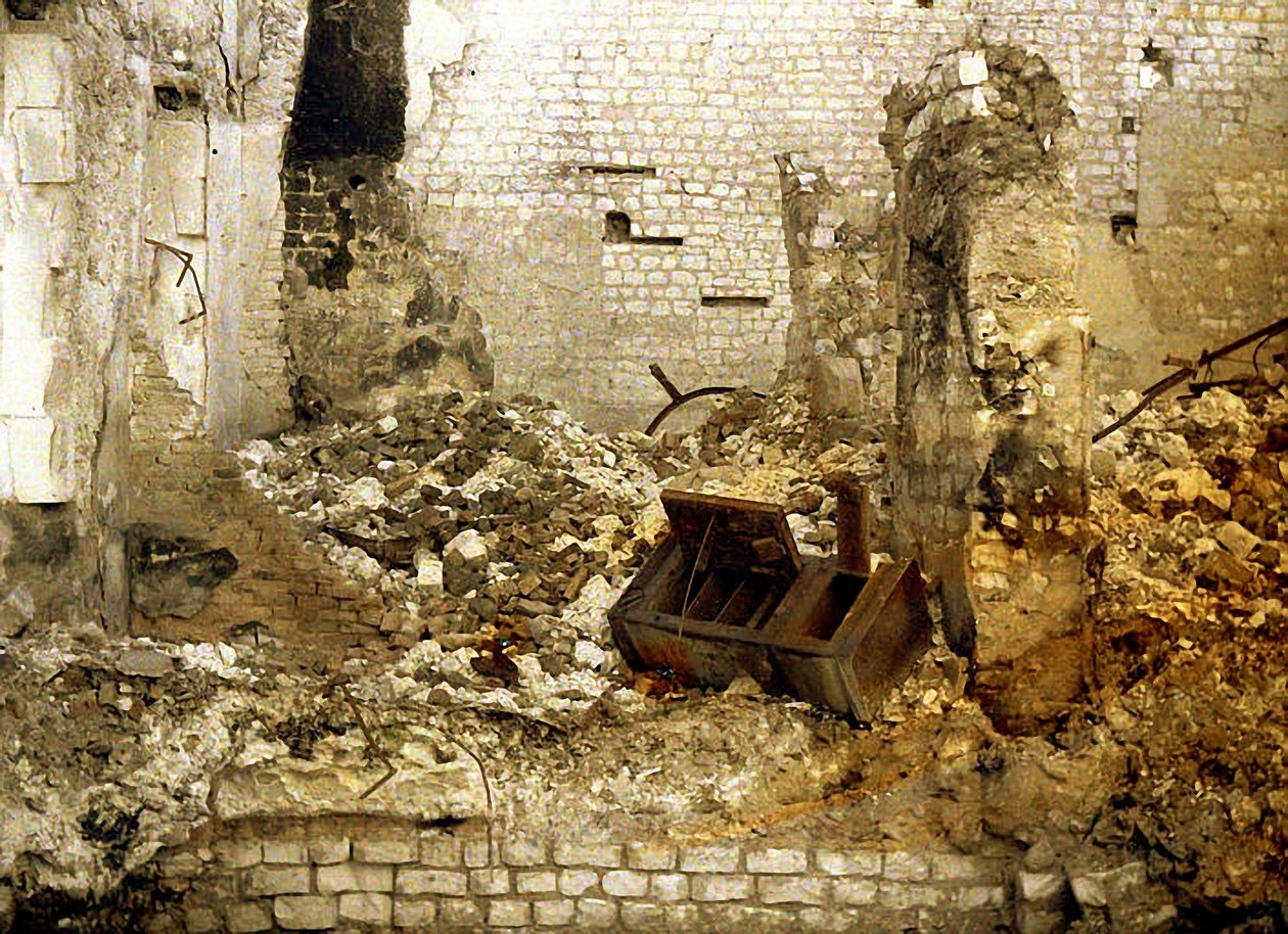 داخل منزل تم قصفه ، ريمس ، مارن ، فرنسا ، 1917 (اللون الآلي) بواسطة فرناند كوفيل