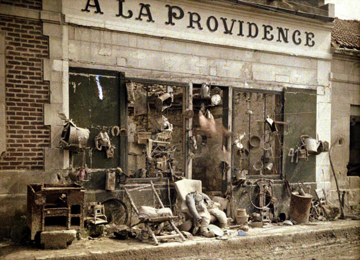متجر غير المرغوب فيه "A La Providence" بعد تراجع الألمان ، Bucy-le-Long ، Aisne ، فرنسا ، 1917 (autochrome) بواسطة فرناند كوفيل