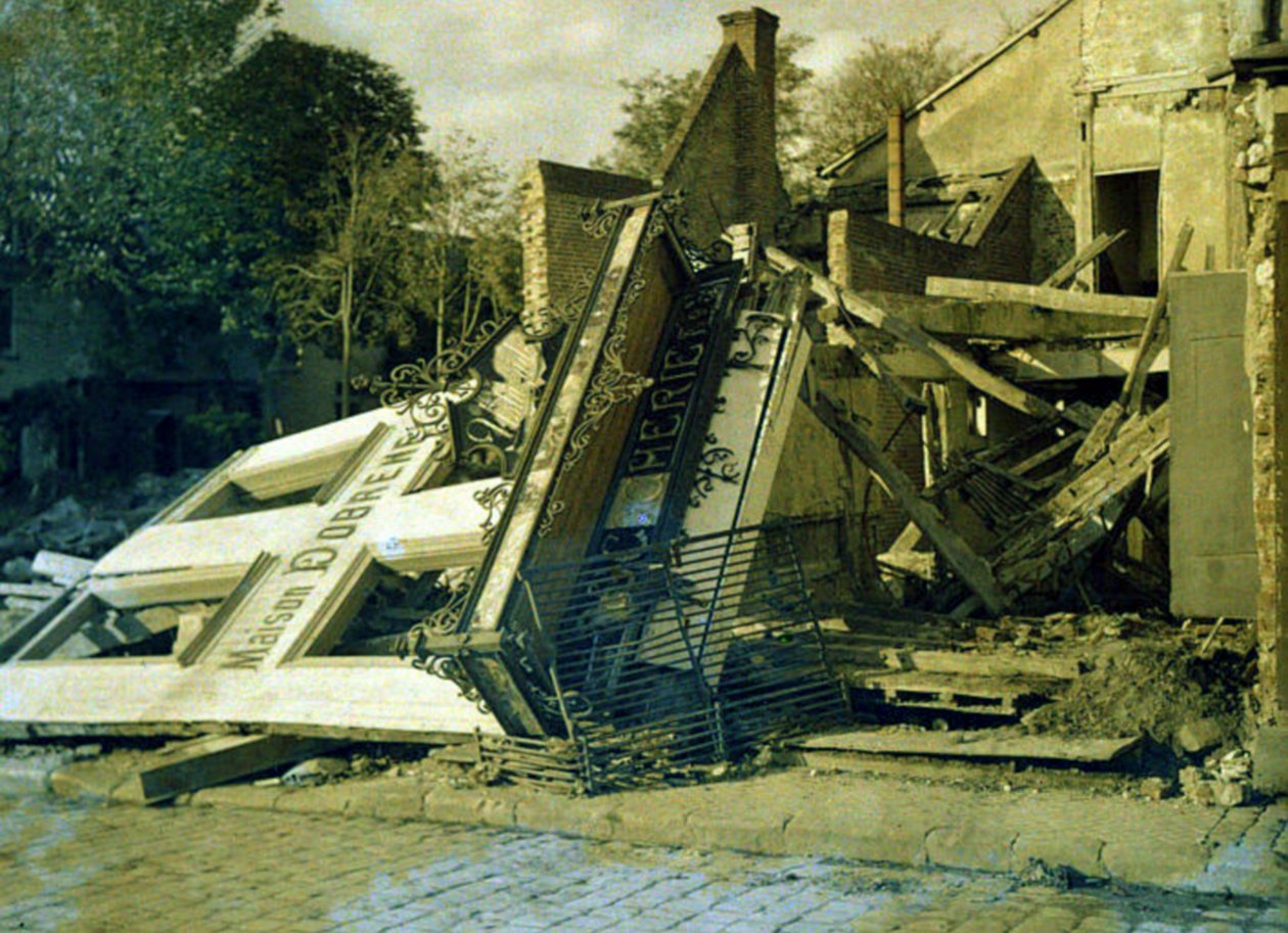 Maison Dobreme - أنقاض المبنى مع Boucherie Dobreme ، Roye ، Somme ، فرنسا ، 17 مارس 1917 (autochrome) بواسطة فرناند كوفيل