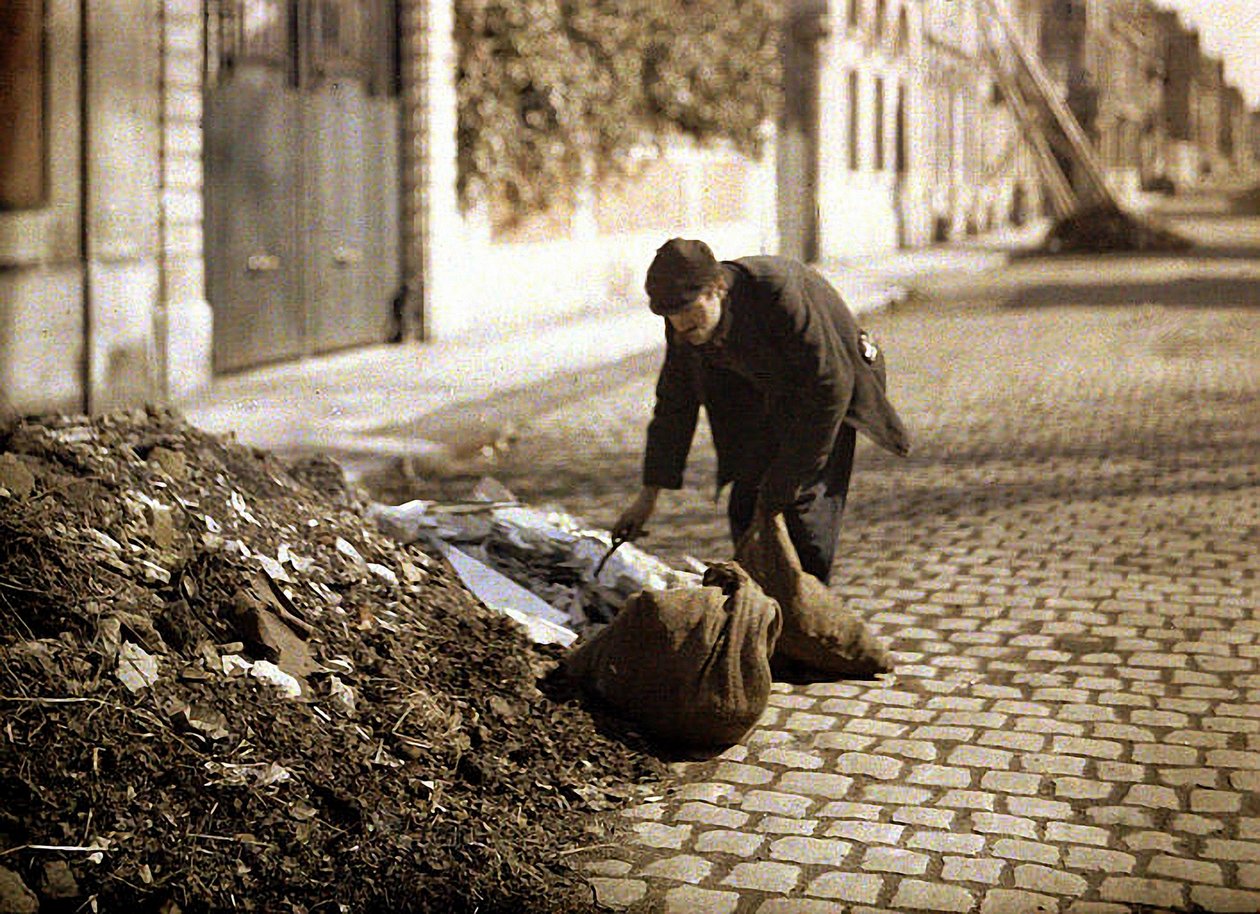 منتقي خرقة البحث عن عناصر قابلة للاستخدام من كومة ، ريمس ، مارن ، فرنسا ، 1917 (autochrome) بواسطة فرناند كوفيل