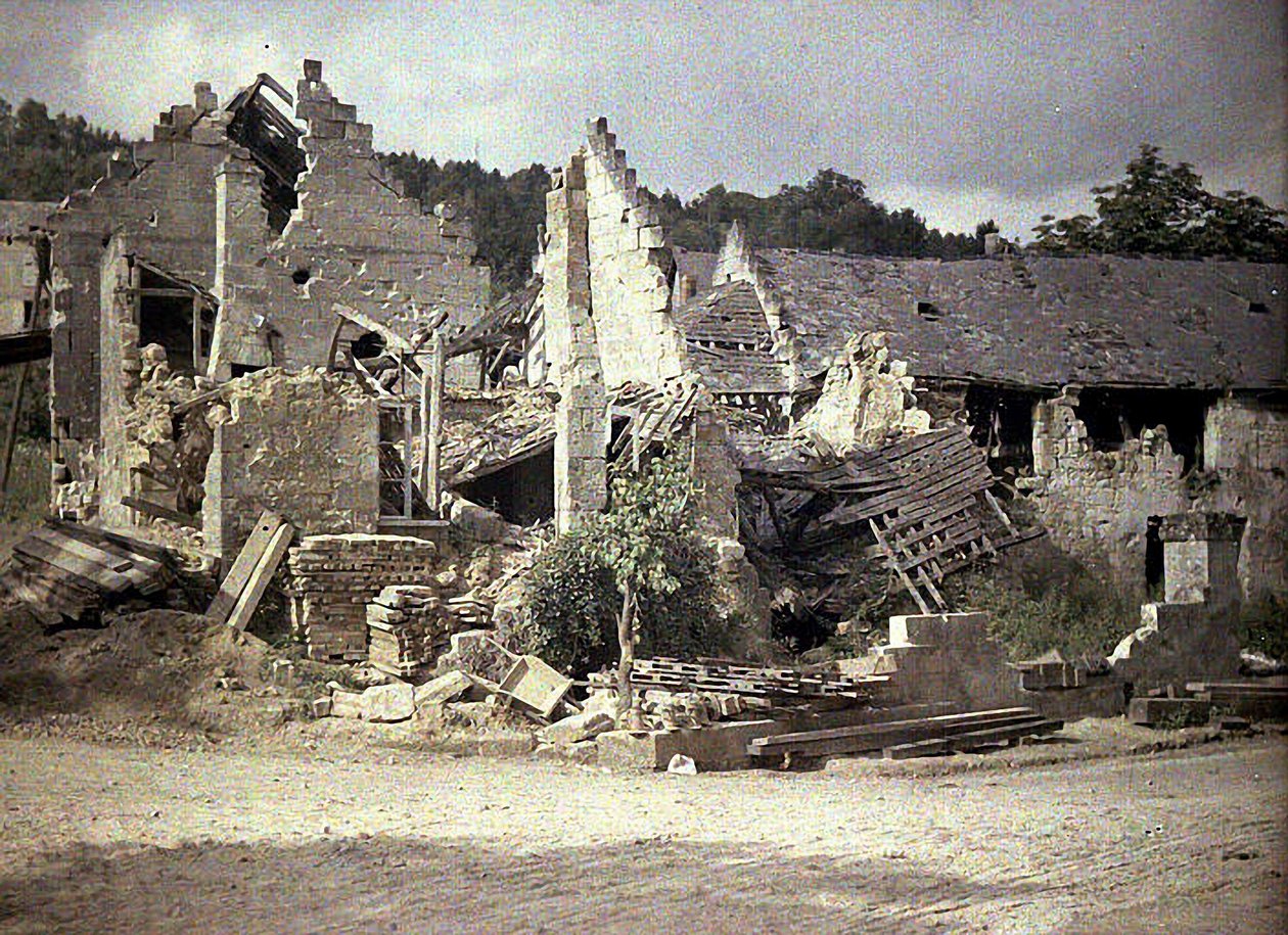 منازل مدمرة ، Pommiers ، Aisne ، فرنسا ، 1917 (autochrome) بواسطة فرناند كوفيل