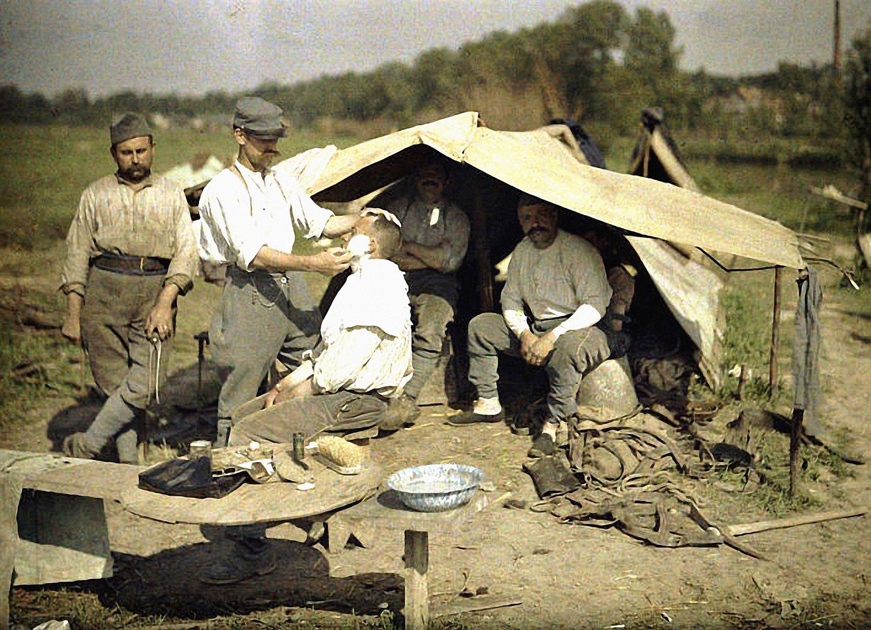 جندي يحلق بواسطة حلاق في معسكر عسكري فرنسي ، سواسون ، أيسن ، فرنسا ، 1917 (أحادية اللون) بواسطة فرناند كوفيل