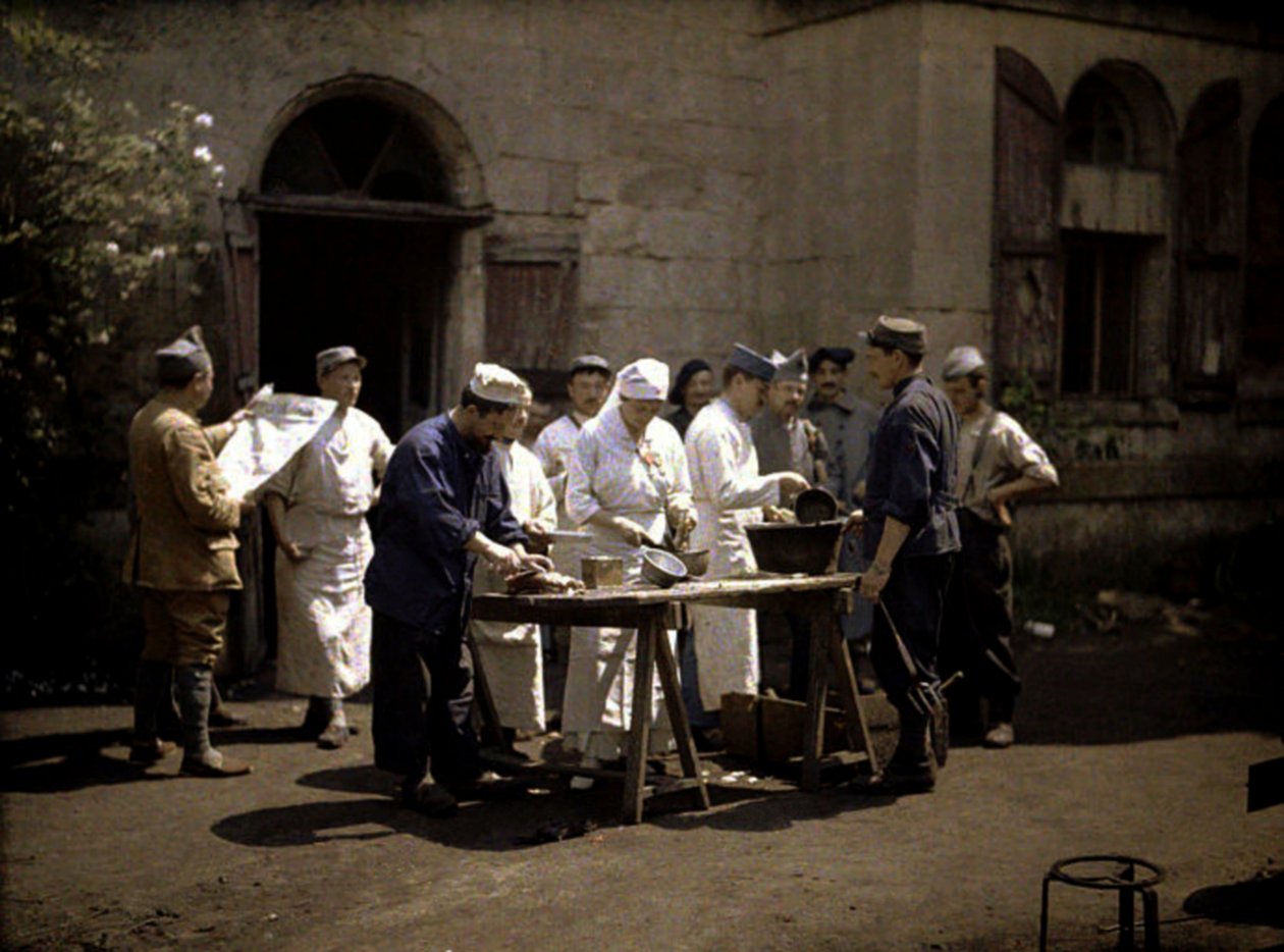 جنود في شاتو فوكسبوين ، استخدمه الجيش الفرنسي كمستشفى ، سواسون ، أيسن ، فرنسا ، 1917 (ذاتي اللون) بواسطة فرناند كوفيل