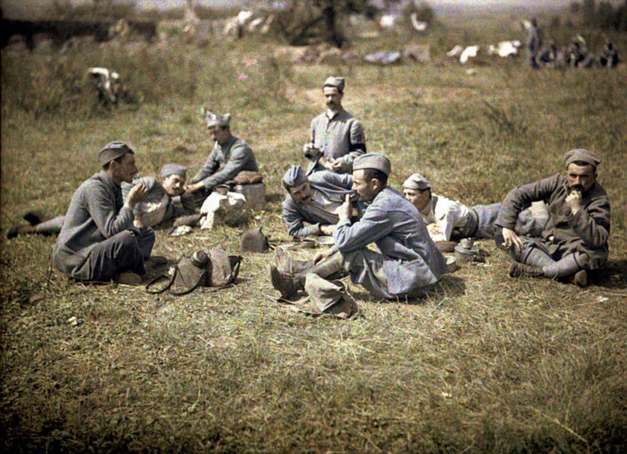 جنود يستريحون بعد تناول وجبة طعام ، آيزن ، فرنسا ، 1917 (ذاتي اللون) بواسطة فرناند كوفيل