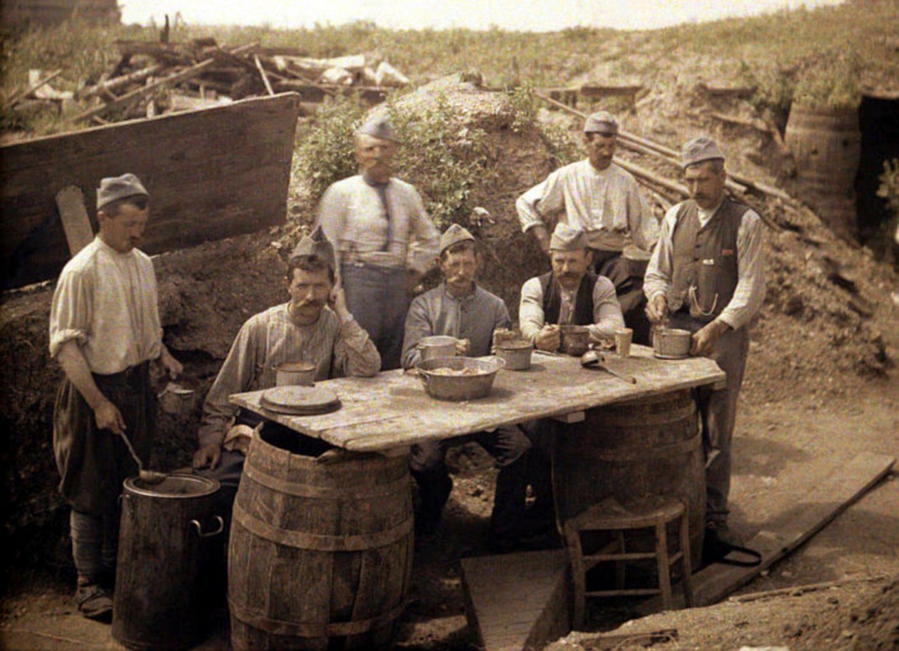 توزيع الشوربة في الخنادق الفرنسية في الجزء الخلفي الأمامي ، سواسون ، أيسن ، فرنسا ، 1917 (أحادية اللون) بواسطة فرناند كوفيل