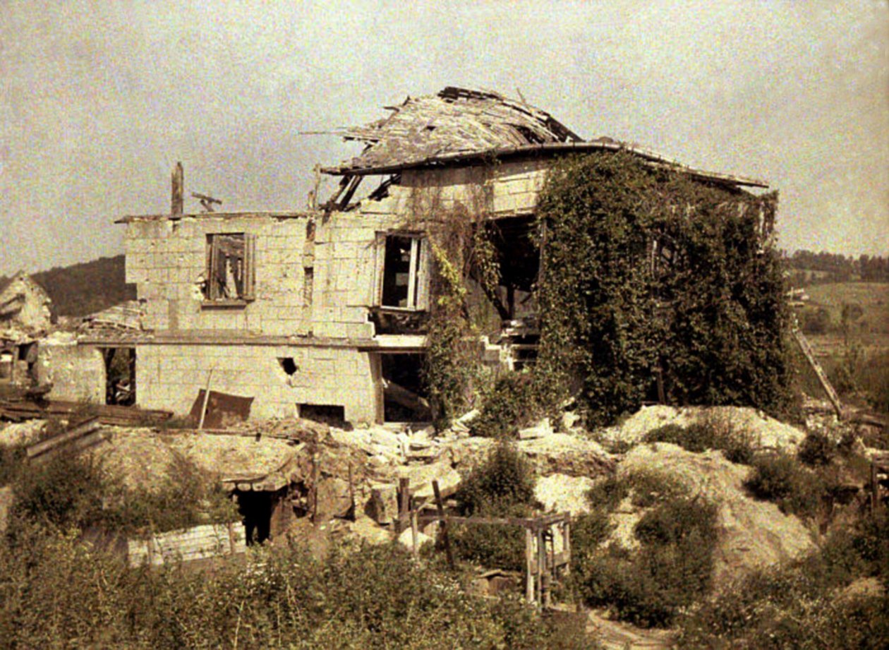 بناء مزرعة Boevre في أنقاض ، سواسون ، أيسن ، فرنسا ، 1917 (اللون الآلي) بواسطة فرناند كوفيل
