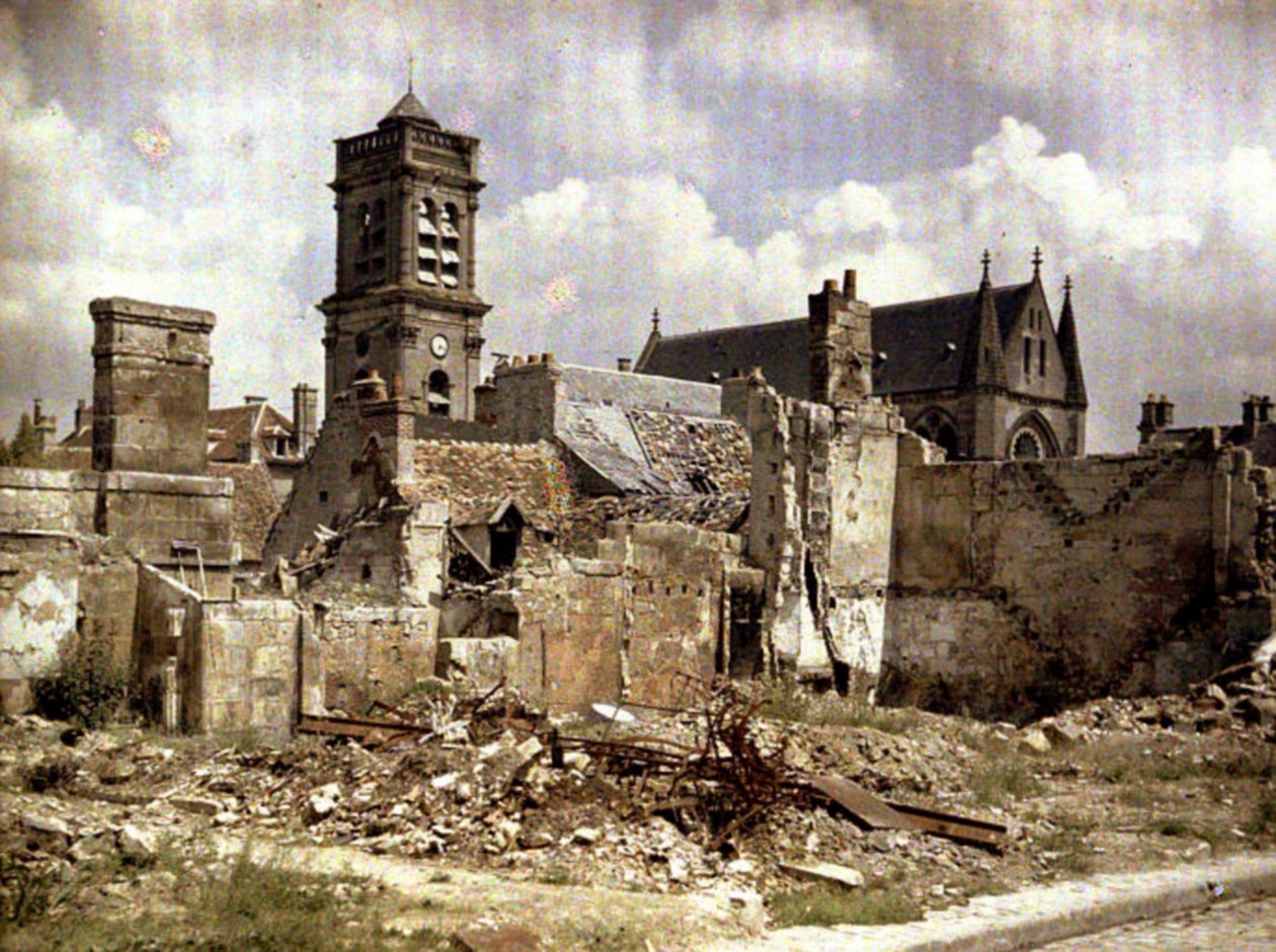 الكنيسة والمباني المدمرة في Rue du Coq Lombard ، Soissons ، Aisne ، فرنسا ، 1917 (autochrome) بواسطة فرناند كوفيل