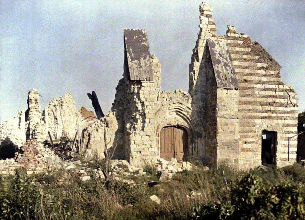 بقايا الكنيسة المتضررة ، Marchelepot ، السوم ، فرنسا ، 1917 (اللون الآلي) بواسطة فرناند كوفيل