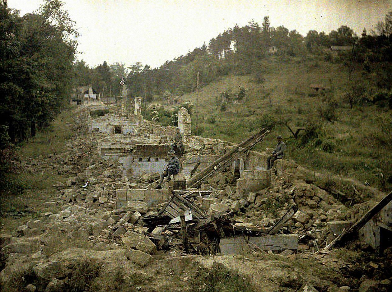 ثلاثة جنود في حطام مصنع الزجاج ، Vauxrot ، Cuffies ، Aisne ، فرنسا ، 1917 (autochrome) بواسطة فرناند كوفيل