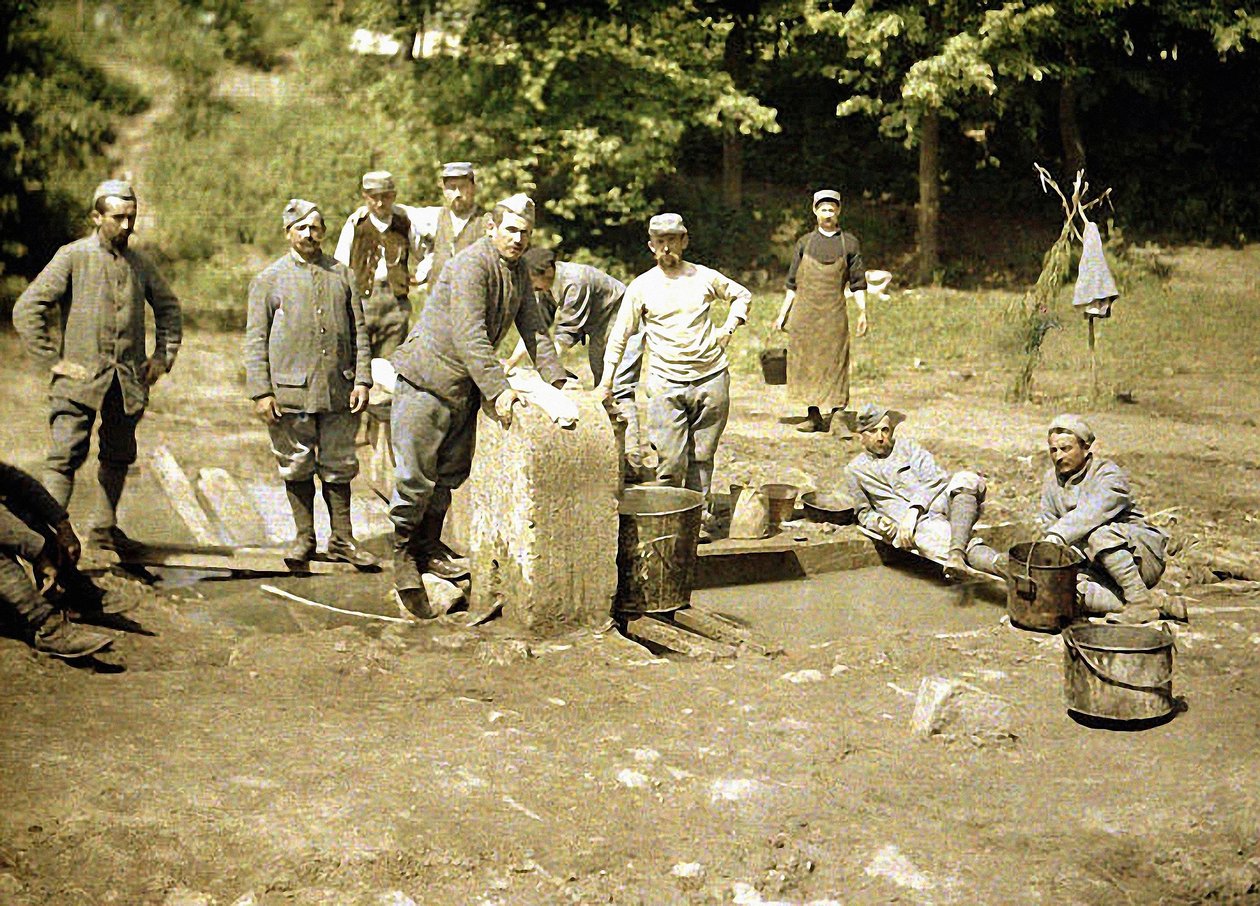 مجموعة من الجنود الفرنسيين يقومون بغسيل الملابس في بئر ، سواسون ، أيسن ، 1917 (اللون الآلي) بواسطة فرناند كوفيل