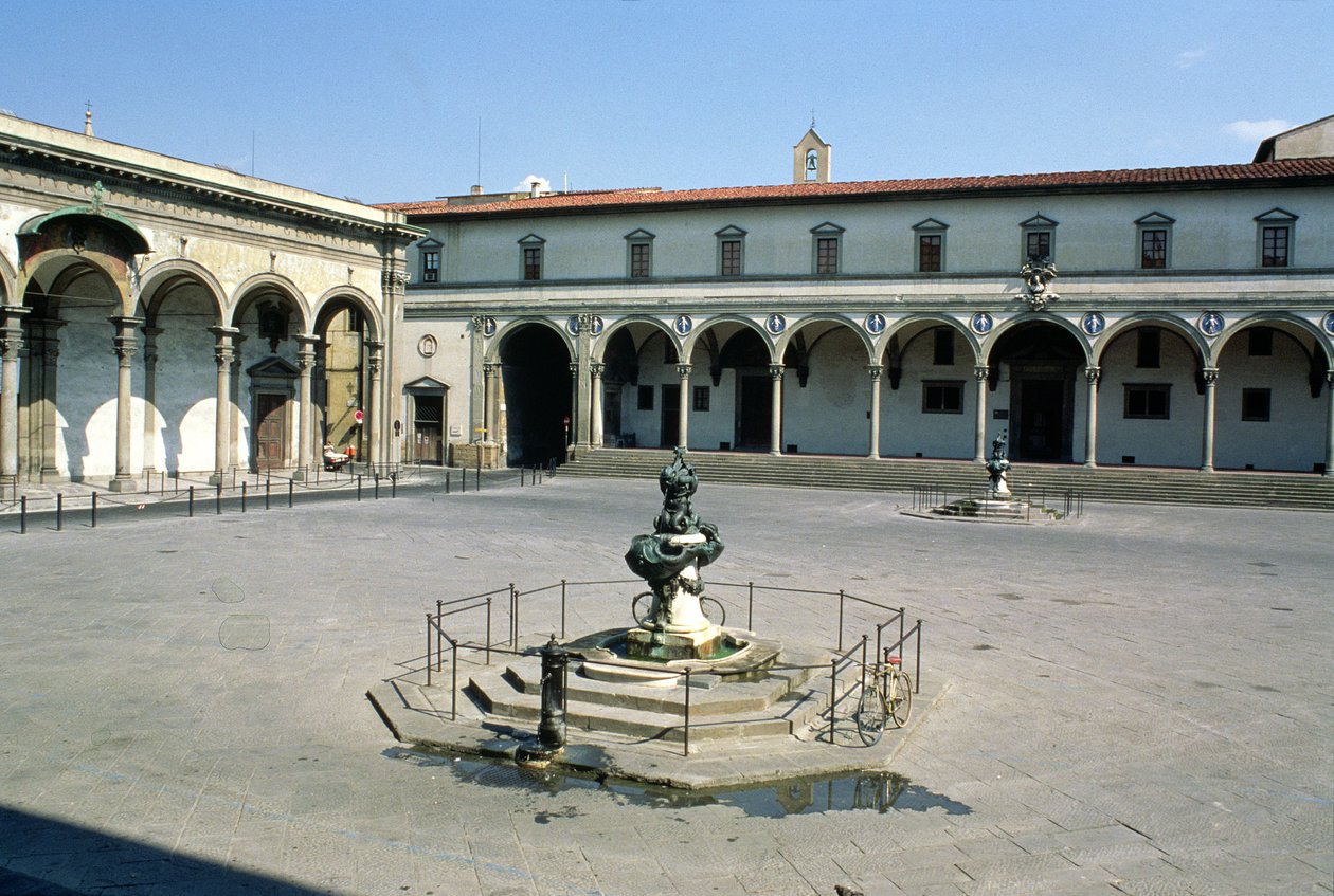 منظر لوجيا Ospedale degli Innocenti ، الذي بني عام 1420 بواسطة فيليبو برونليسكي