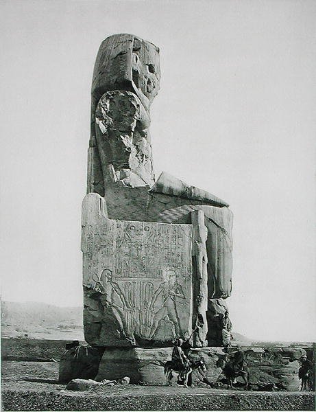 تمثال ضخم ، معبد أمنحتب الثالث (حوالي 1417-1379 قبل الميلاد) طيبة ، نُشر عام 1900 (حفر ضوئي) بواسطة فلس جوبيل