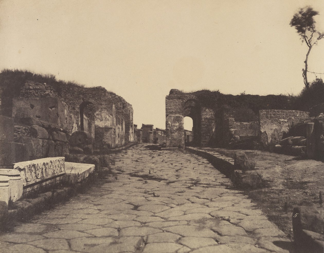 بومبي ، حارة بومبي ، نصب قبر ماميا ، كاليفورنيا. 1853. بواسطة فيرمين يوجين لو ديان