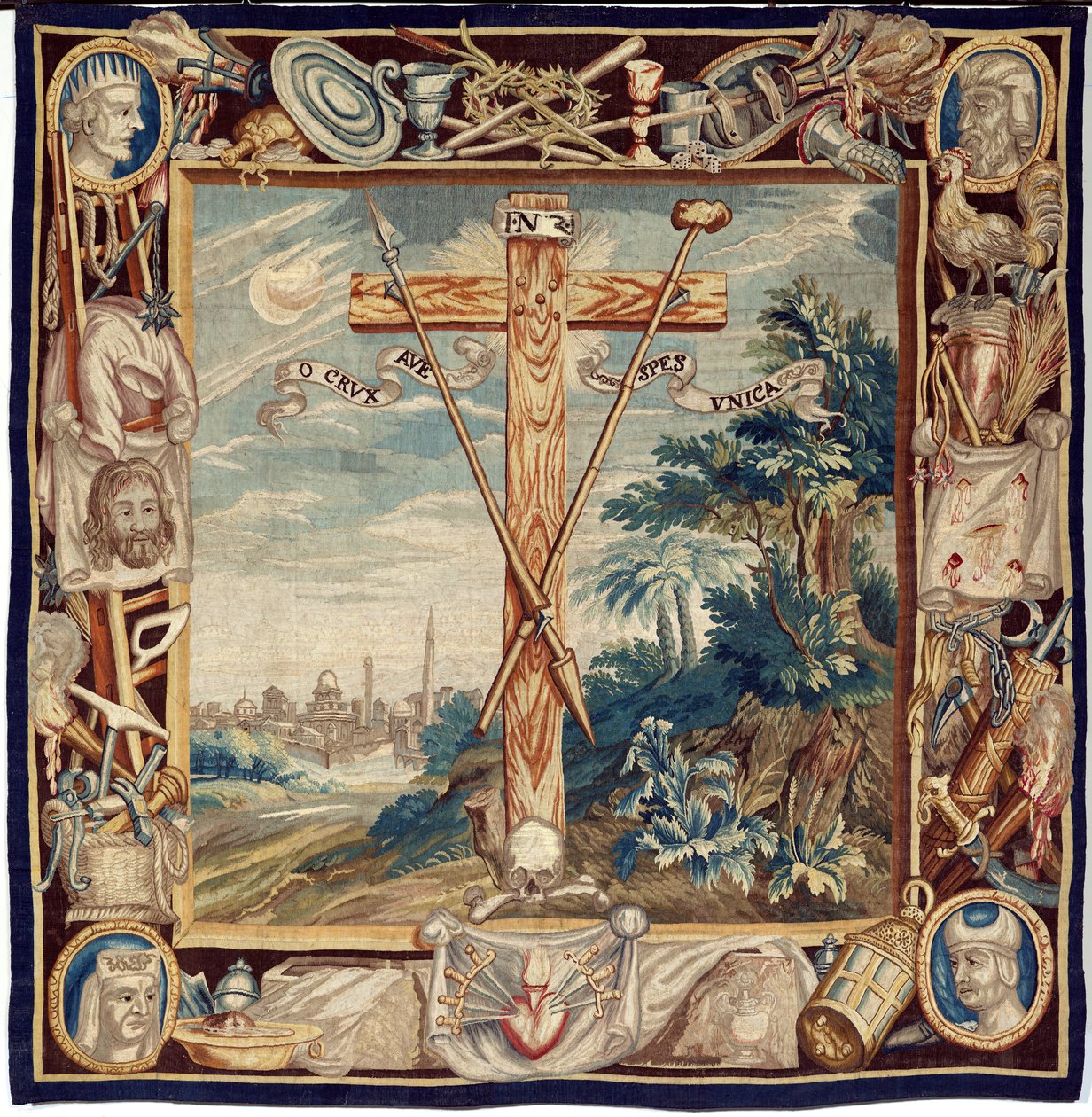 نسيج فلمنكي. تمجيد الصليب المقدس. القرن ال 17. ممتلكات كنيسة Sint-Walburgakerk Oudenaarde (عمادة Sint-Walburga). بواسطة المدرسة الفلمنكية