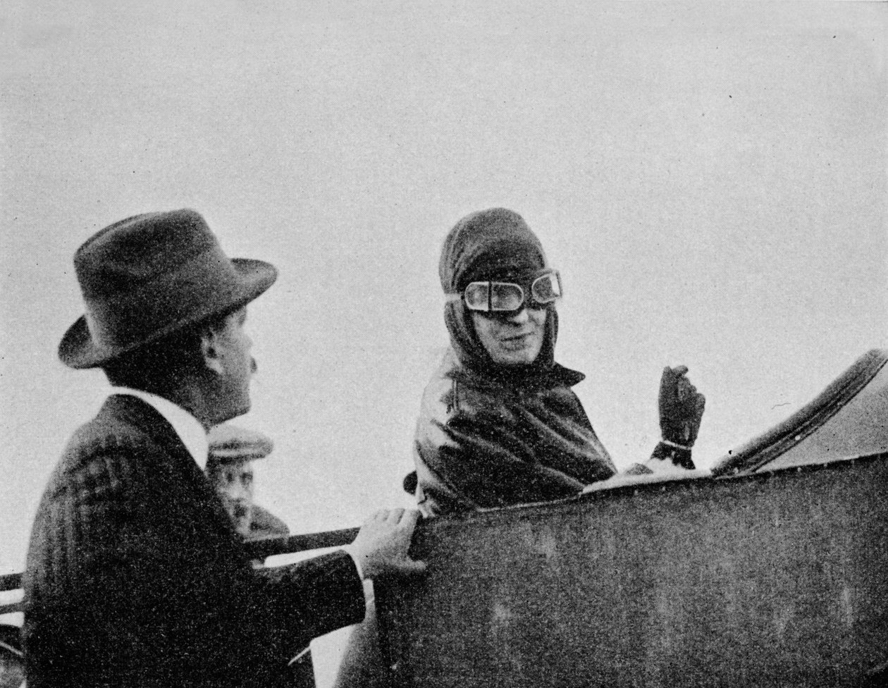 ملكة جمال تريهوك-ديفيز في مقعد ركاب إحدى طائرتها أحادية الطائر بليروت ، 1913 1934 بواسطة صورة رحلة