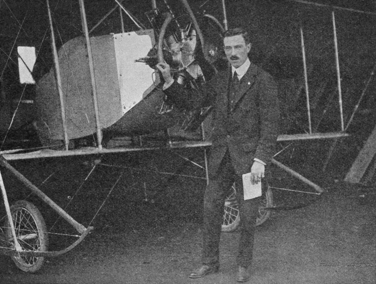 أحد أفضل المدربين: لويس دبليو إف تورنر يقف بجانب طائرة تدريب من طراز Caudron ، 1913 1934 بواسطة صورة رحلة