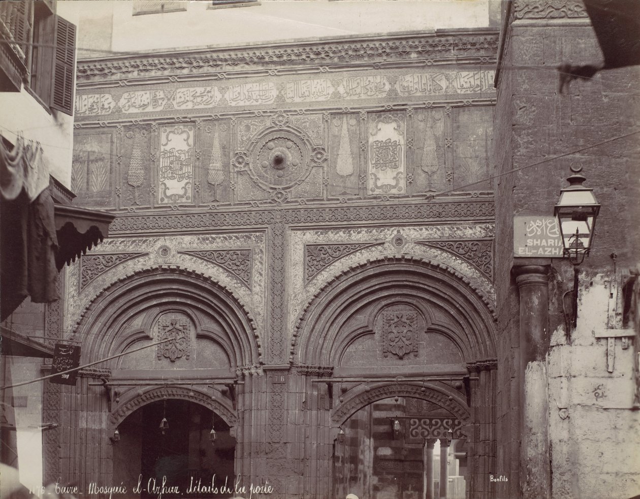 القاهرة. مسجد الأرحار ، تفاصيل الباب ، 1870. بواسطة فيليكس بونفيس