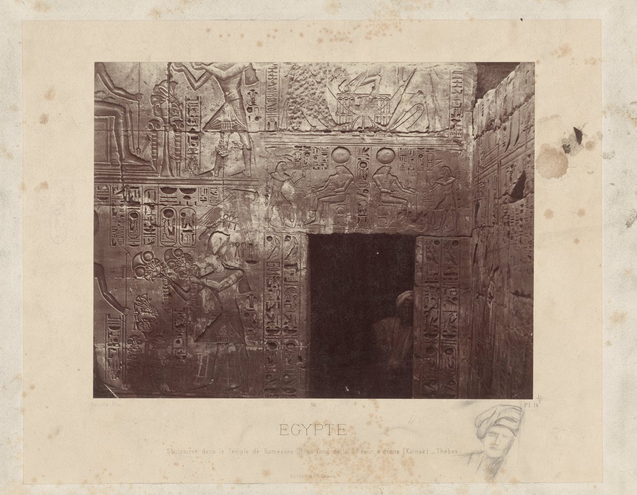 رجل في een deuropening في de Temple van Ramses III في مصر منحوتات في معبد رمسيس الثالث ، أسفل الفناء الثاني على اليمين (الكرنك) - طيبة (العنوان على القطعة) مصر (عنوان المسلسل على الكائن) بواسطة فيليكس بونفيس