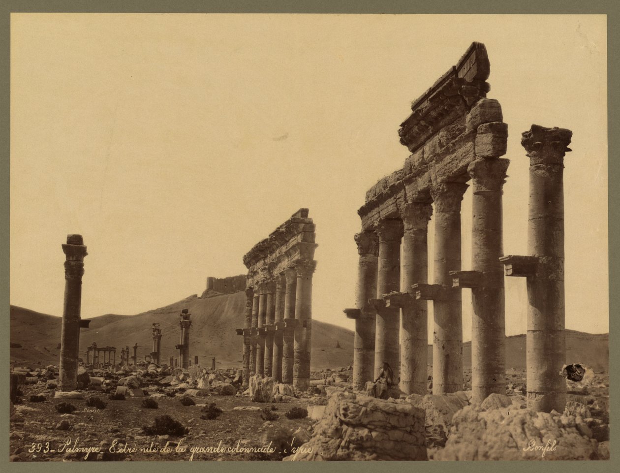 جزء من الرواق الكبير قلعة قلعة بن معان في المسافة ، تدمر حوالي 1875 (طباعة زلالية) بواسطة فيليكس بونفيس