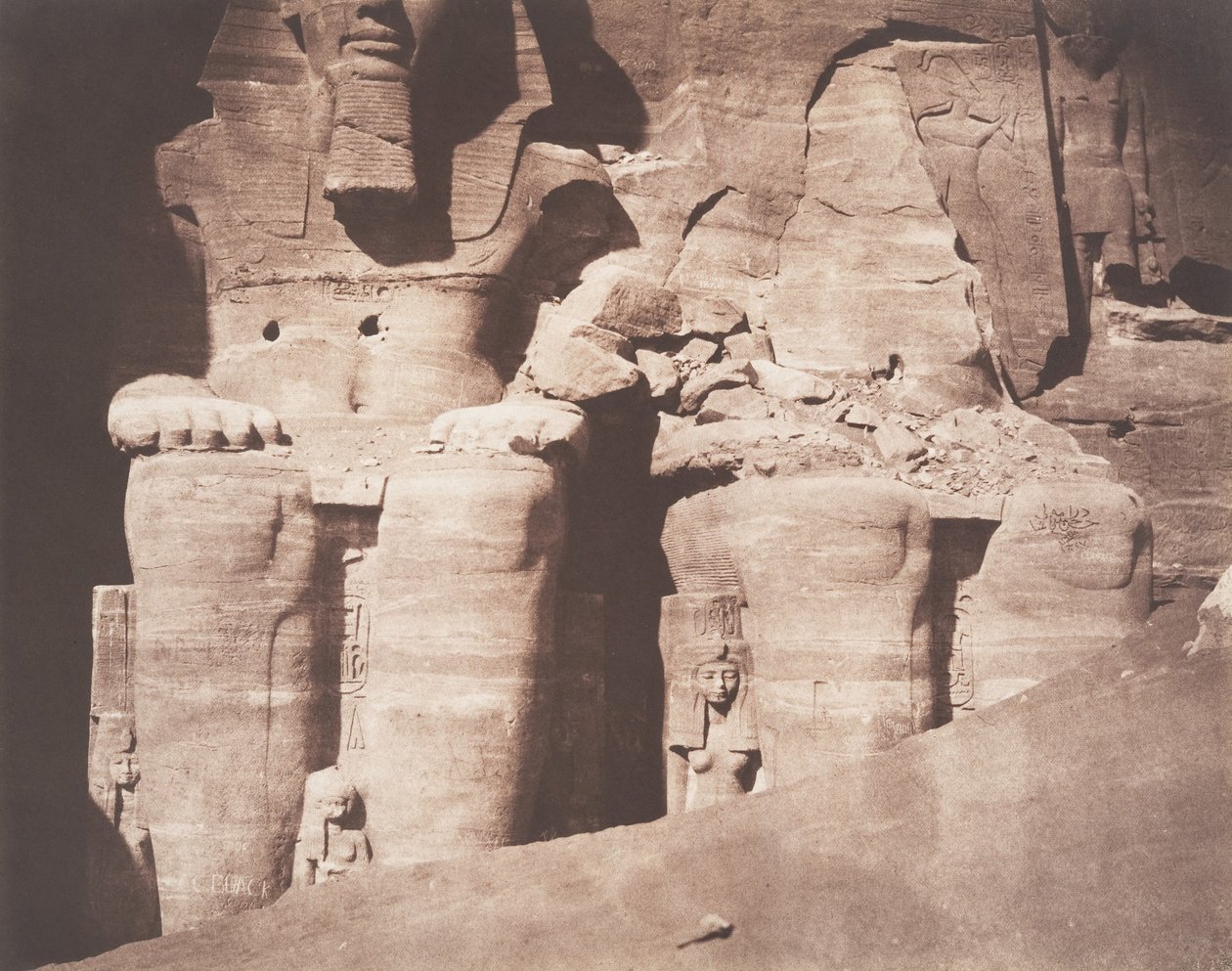 أبو سمبل ، غراند سبيوس ، تماثيل ضخمة من الجزء السفلي ، 1851-52. بواسطة فيليكس تينارد