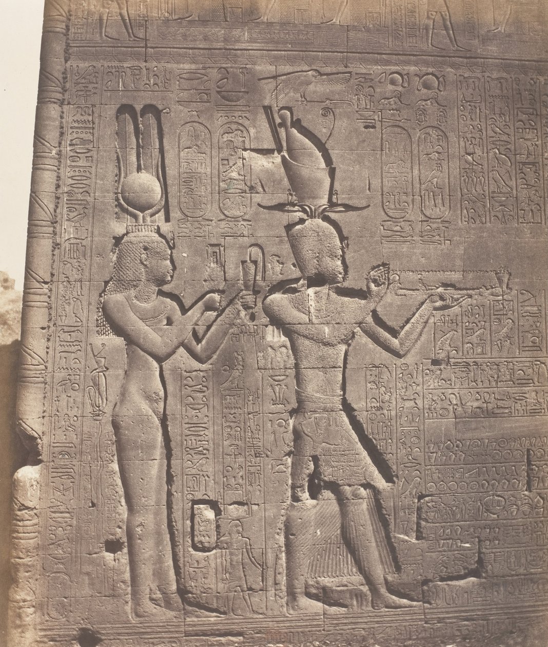 Dendera Tentyris ، معبد أتور - الوجه الخلفي - كليوباترا و ... ، 1851-52 ، طبعت 1853-54. بواسطة فيليكس تينارد