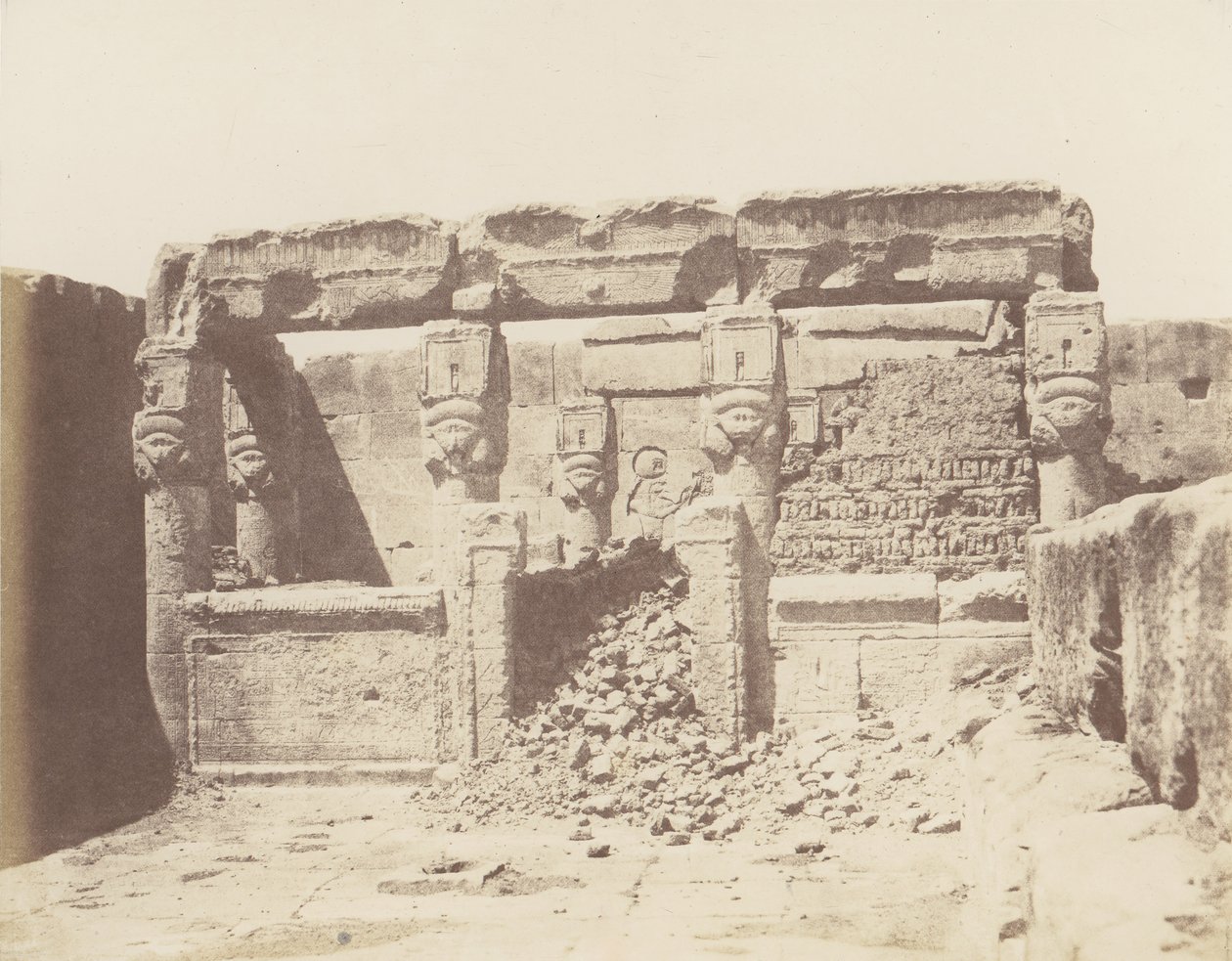 Dendera Tentyris ، معبد أتور - ملاذ وُضِع في الزاوية الجنوبية الغربية ... ، 1851-52 ، مطبوع 1853-54. بواسطة فيليكس تينارد