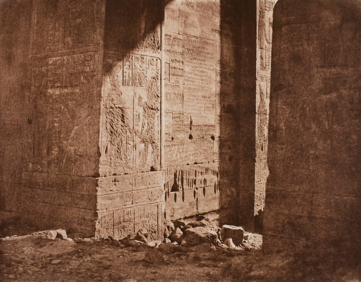 الصرح الأول - نقش فرنسي منحوت على الحطام الشرقي في النقطة H ، جزيرة فيلا. ، 1851 بواسطة فيليكس تينارد