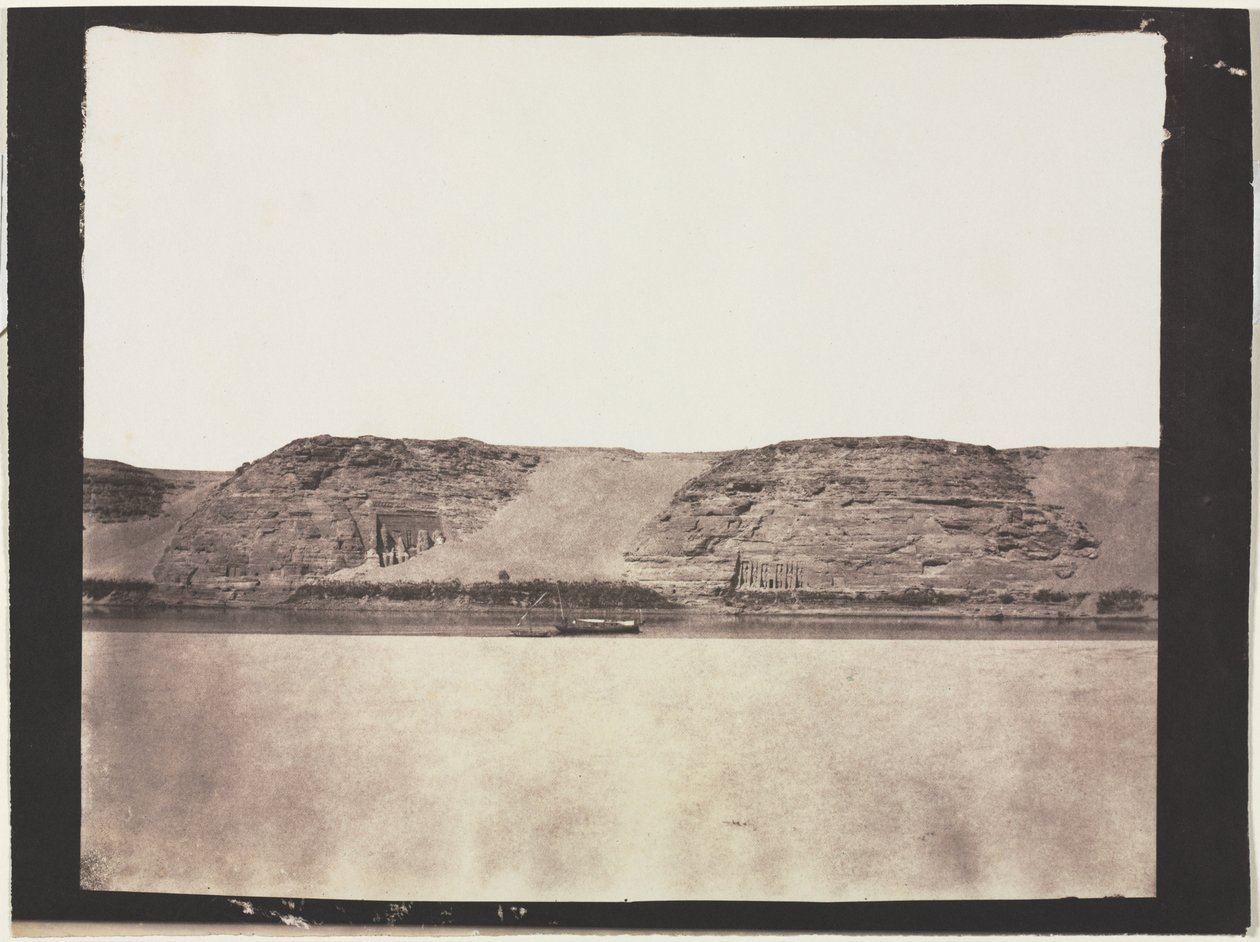 منظر عام للآثار المنحوتة في الأساس مع المصورين بالذهبية. أبو سمبل 1851-1852. بواسطة فيليكس تينارد