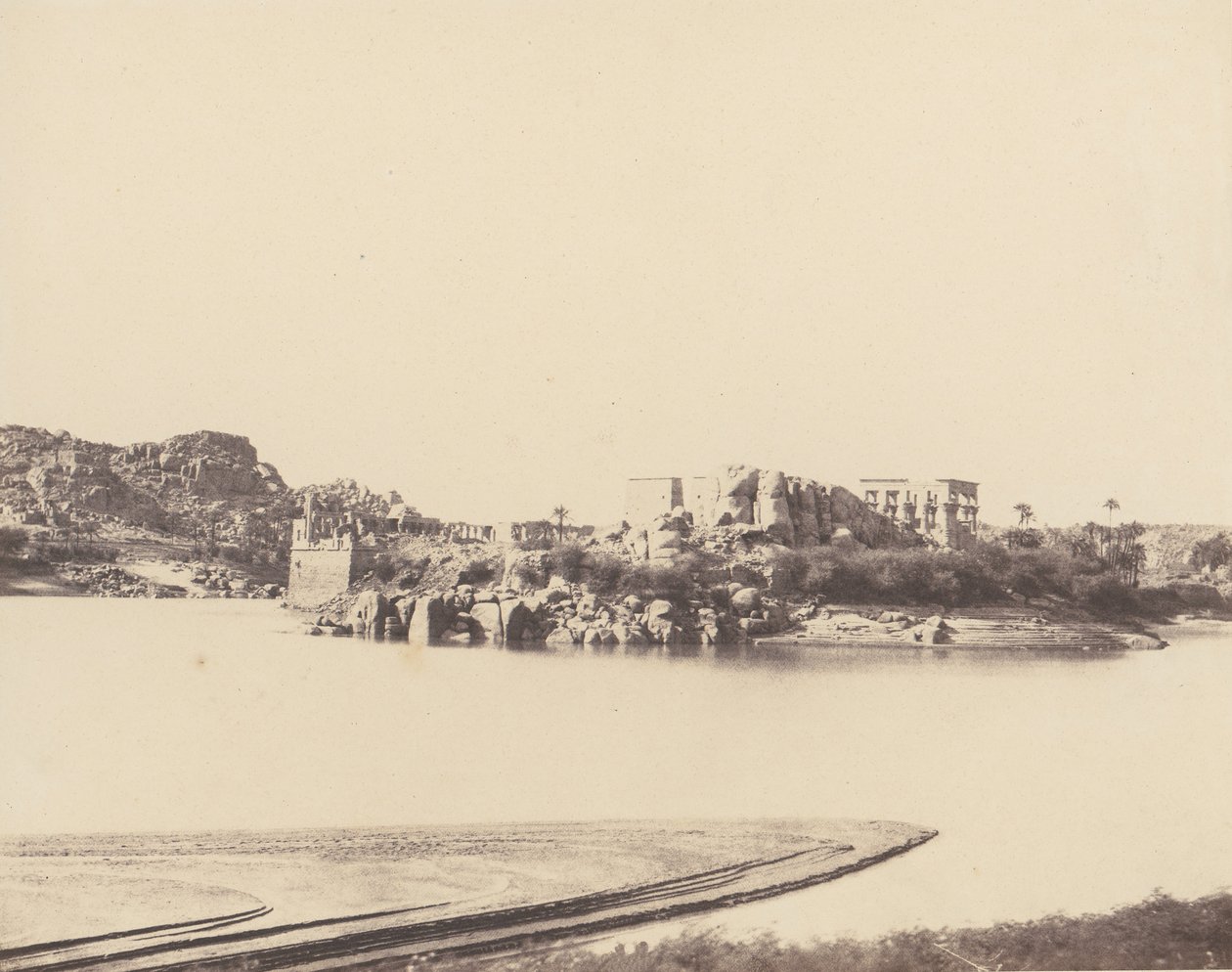 جزيرة فيل فيل ، منظر عام مأخوذ من الجنوب الشرقي عند النقطة ب ، 1851-52 ، طبع 1853-54. بواسطة فيليكس تينارد
