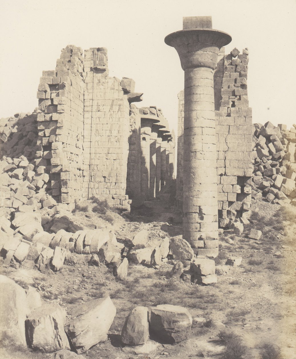 الكرنك طيبة ، فناء القصر - منظر مأخوذ من النقطة الأولى ، 1851-52 ، طبعت 1853-54. بواسطة فيليكس تينارد