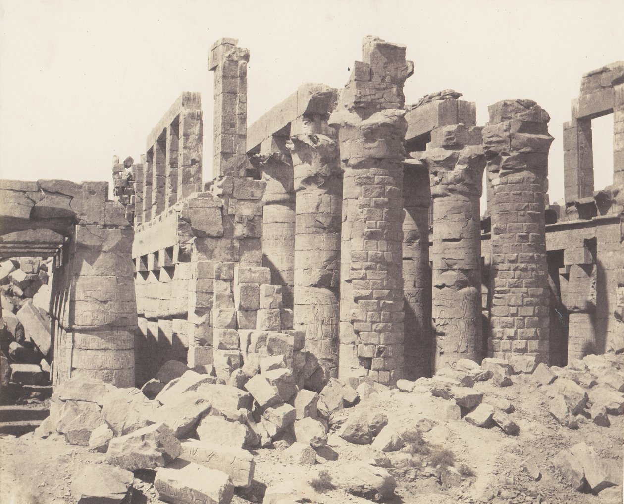 الكرنك طيبة ، القصر - قاعة الأعمدة - منظر عام مأخوذ من النقطة Q ، 1851-52 ، مطبوع 1853-54. بواسطة فيليكس تينارد