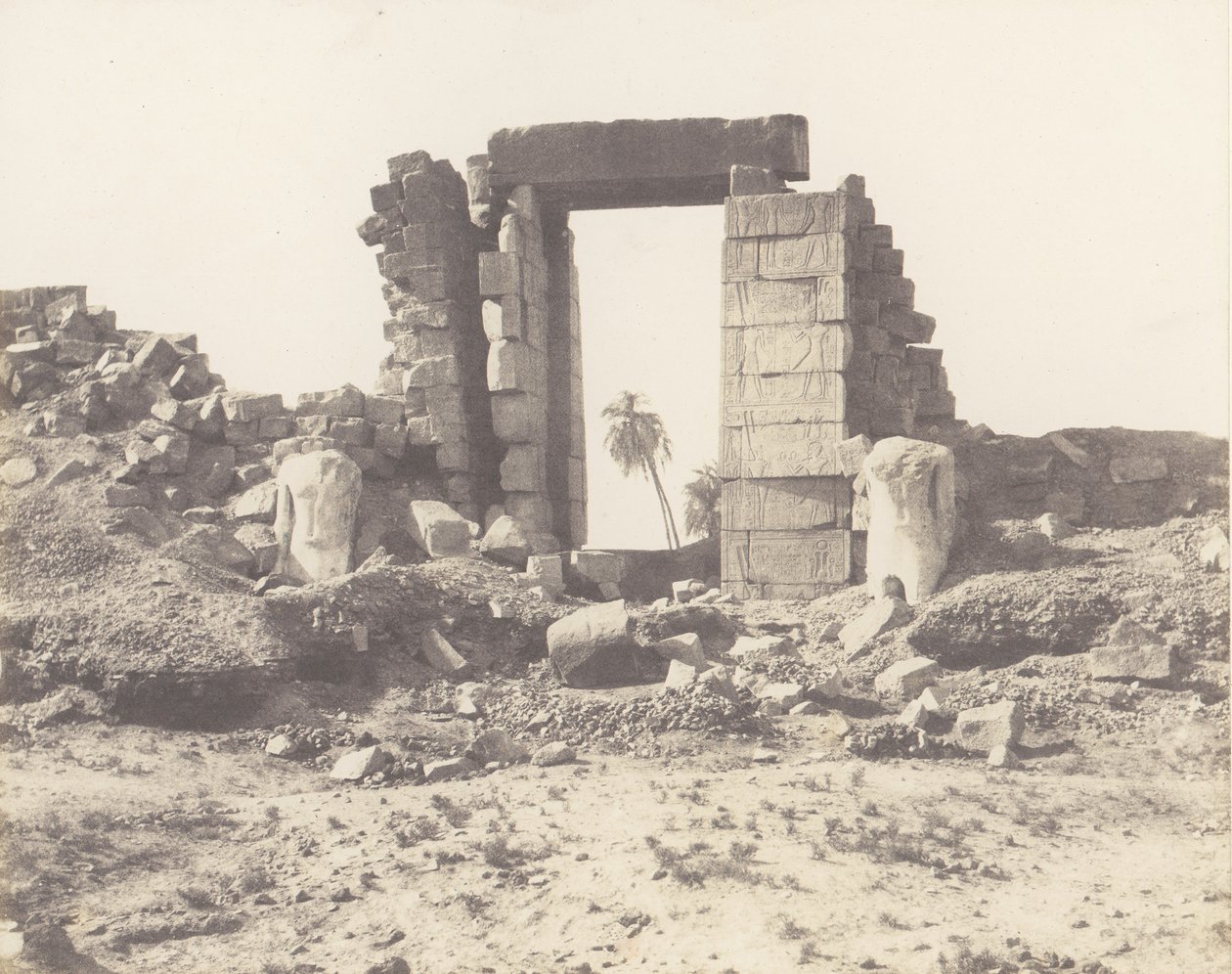 الكرنك طيبة ، الصرح الأول - أطلال البوابة والتمثال ، ... ، 1851-52 ، طبعت 1853-54. بواسطة فيليكس تينارد