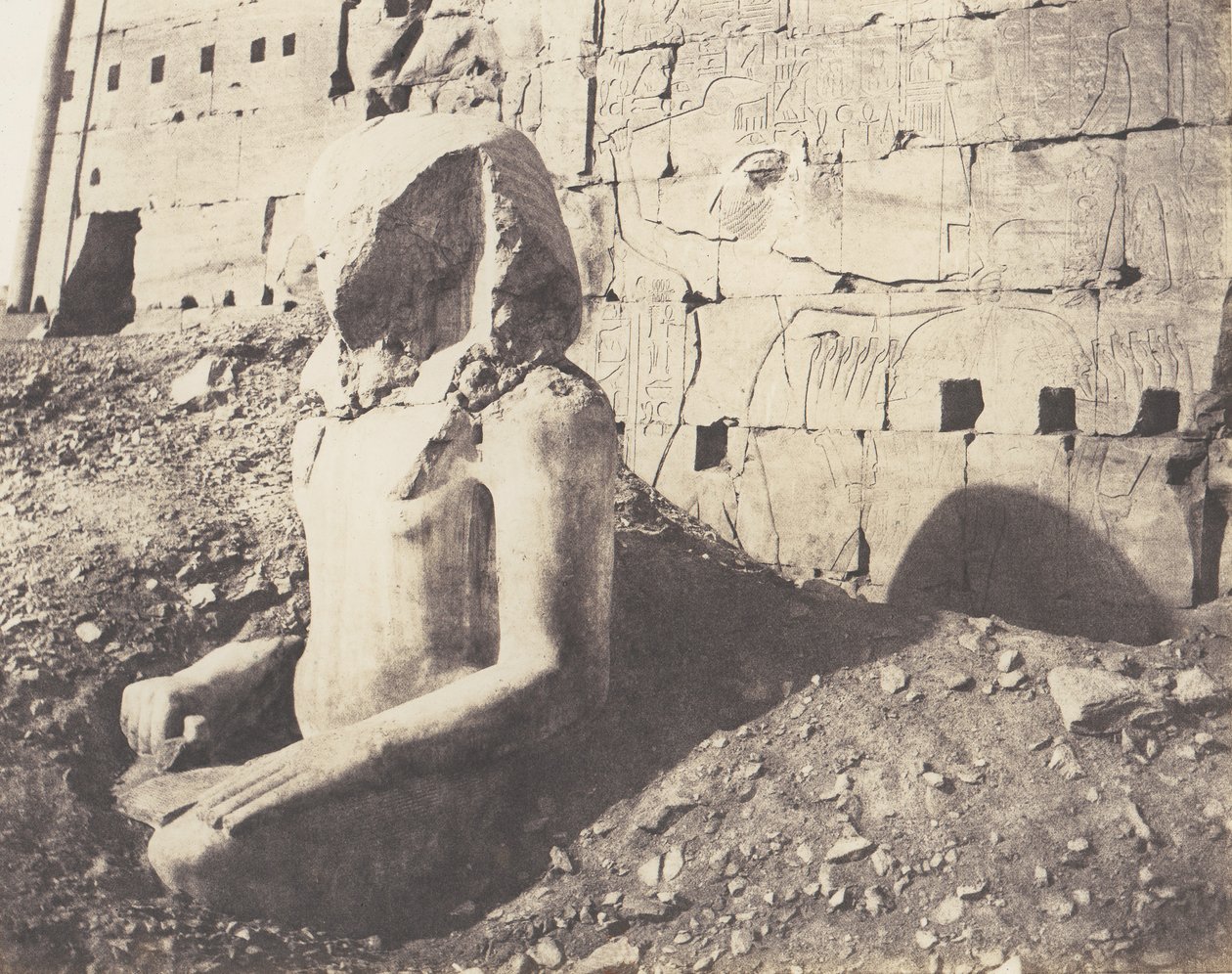 الكرنك طيبة ، الصرح الثالث - تمثال عملاق من الحجر الجيري ، في D ، 1851-52 ، طبع 1853-54. بواسطة فيليكس تينارد