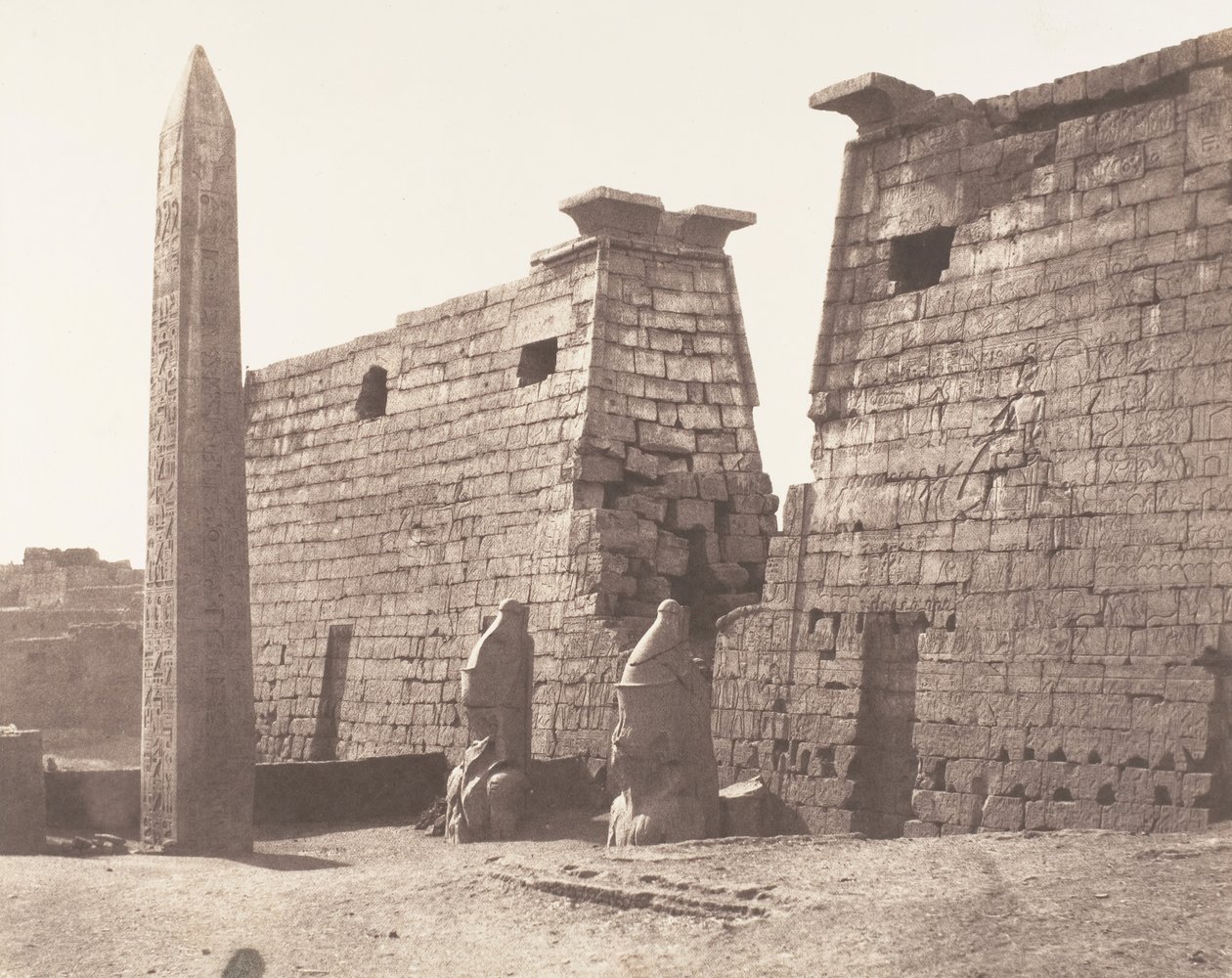 لوكسور طيبة ، البناء الأمامي - الصرح والعمود والمسلة ، 1851-52 ، طبعت 1853-54. بواسطة فيليكس تينارد