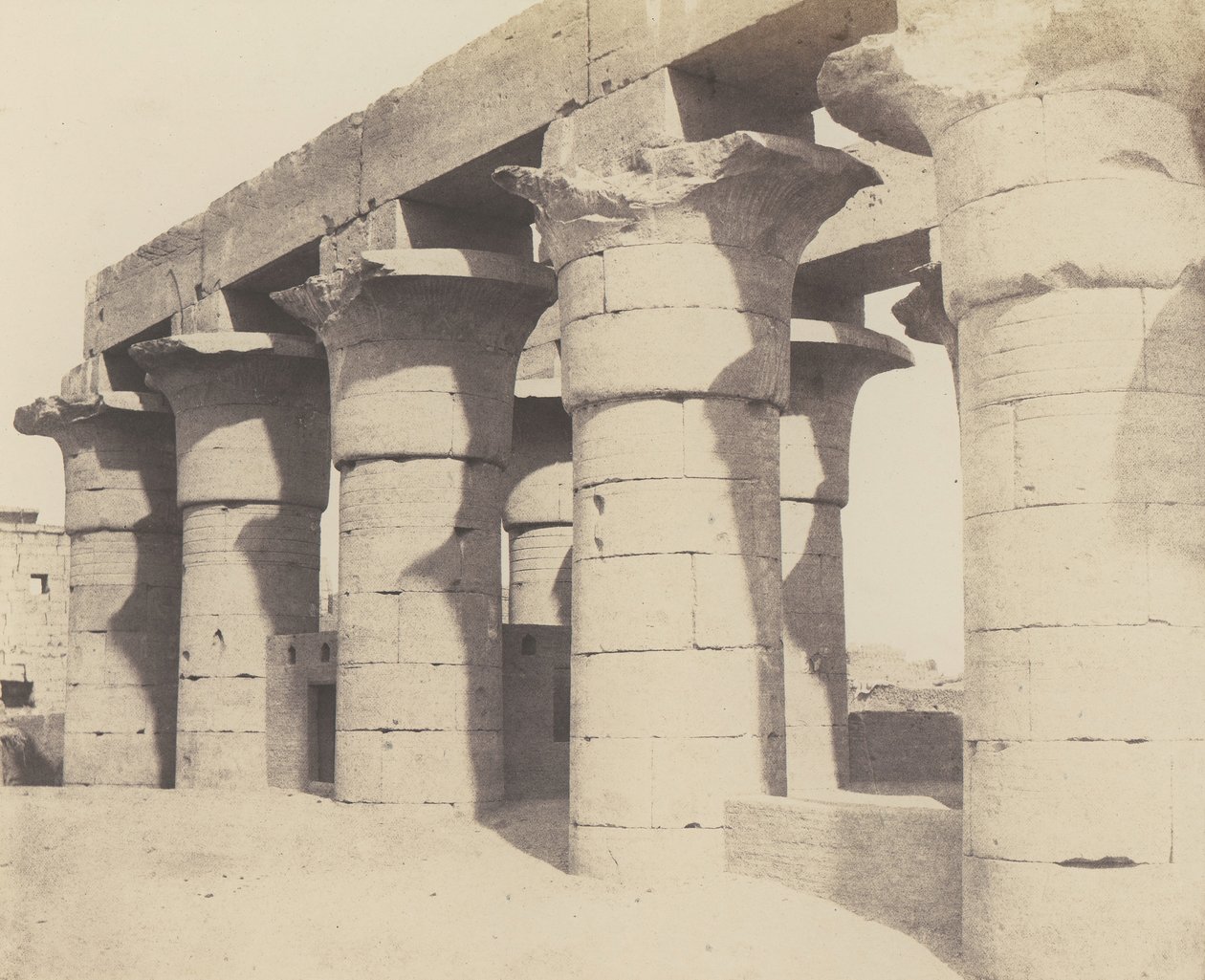 لوكسور تيبس. مركز البناء - غراند كولوناد ، 1851-52 ، طبع 1853-54. بواسطة فيليكس تينارد