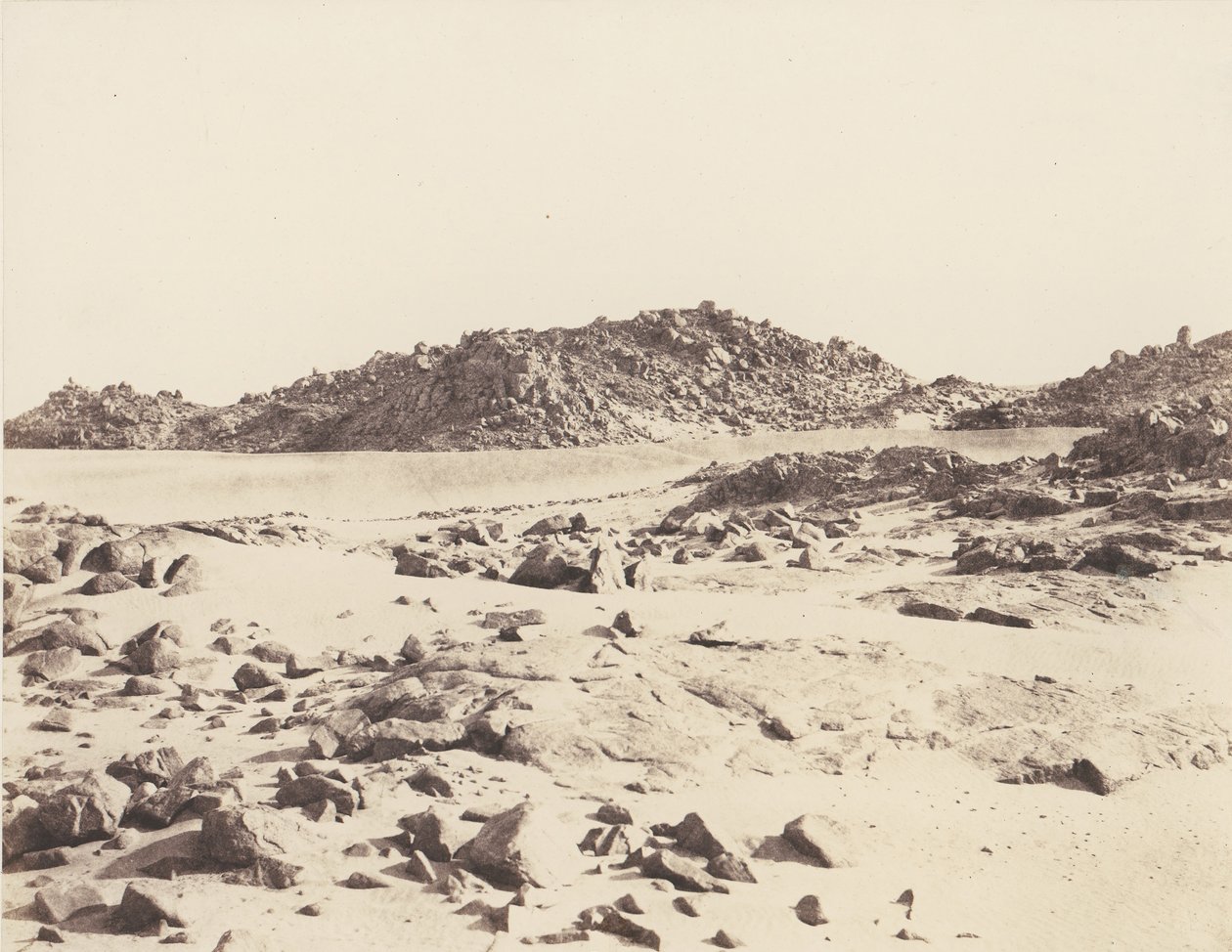 أول شلال ، جبال جرانيت مغطاة بالرمال ، 1851-52 ، طبعت 1853-54. بواسطة فيليكس تينارد