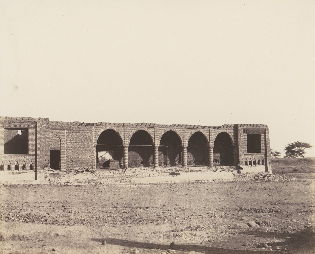 Syout ، Caravanserai in Ruins ، 1851-52 ، طبعت 1853-54. بواسطة فيليكس تينارد