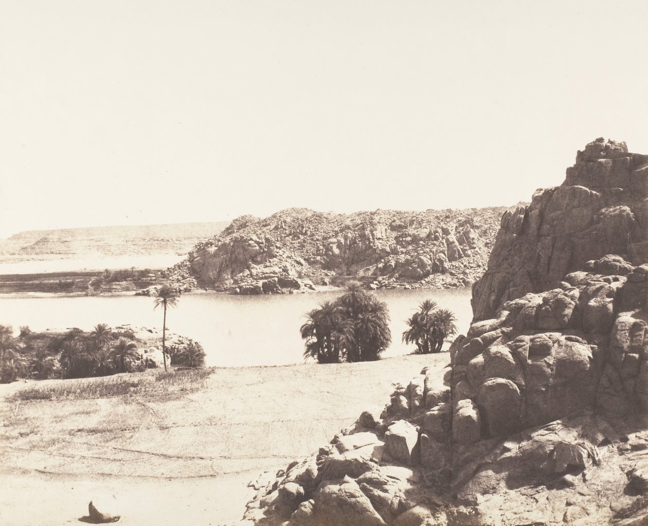 طافح ، صخور الجرانيت على ضفاف النيل ، 1851-52 ، طبعت 1853-54. بواسطة فيليكس تينارد