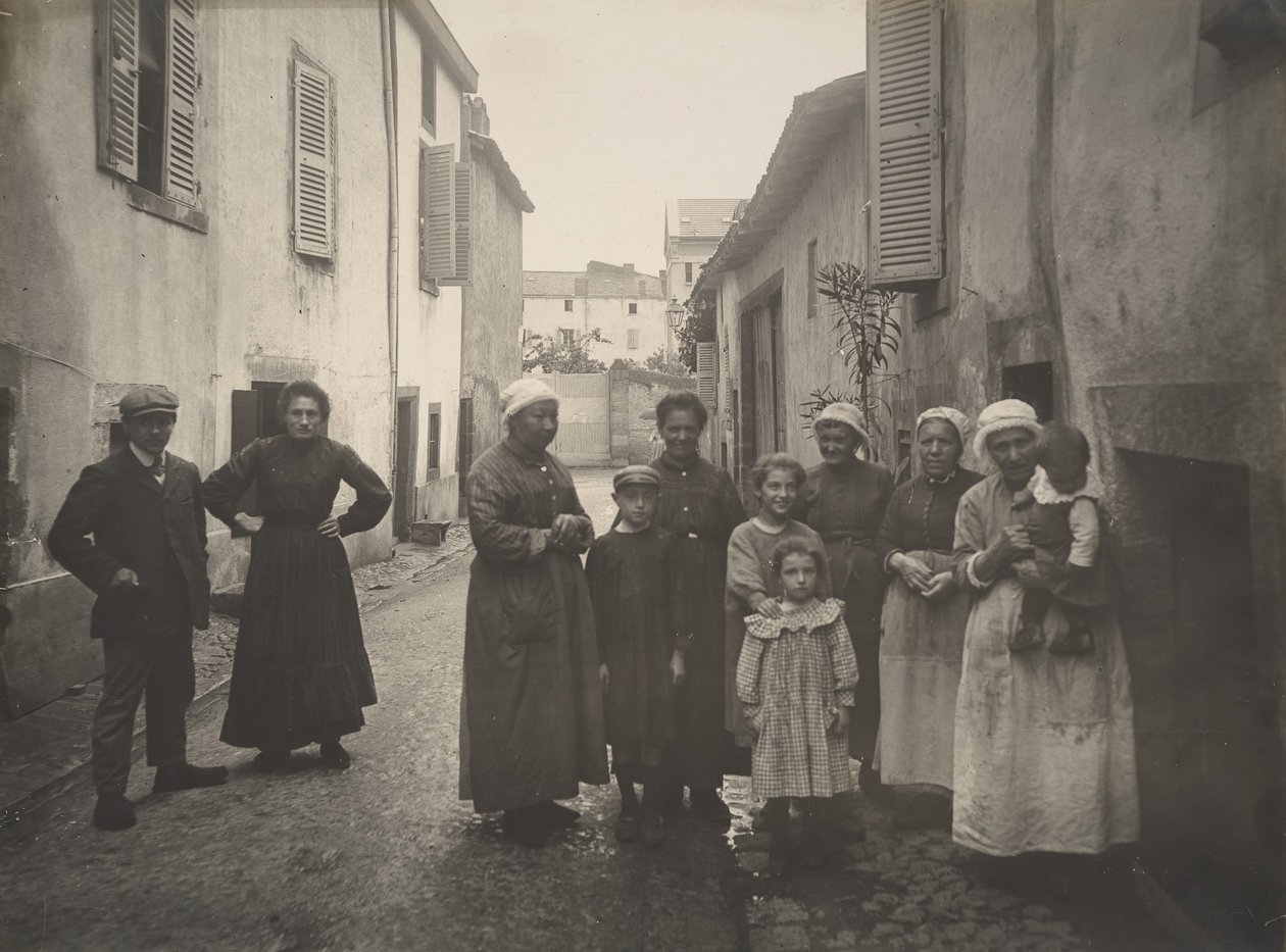 [مجموعة من البالغين والأطفال في شارع القرية في أوفيرني] ، كاليفورنيا. 1910. بواسطة فيليكس ثيولير