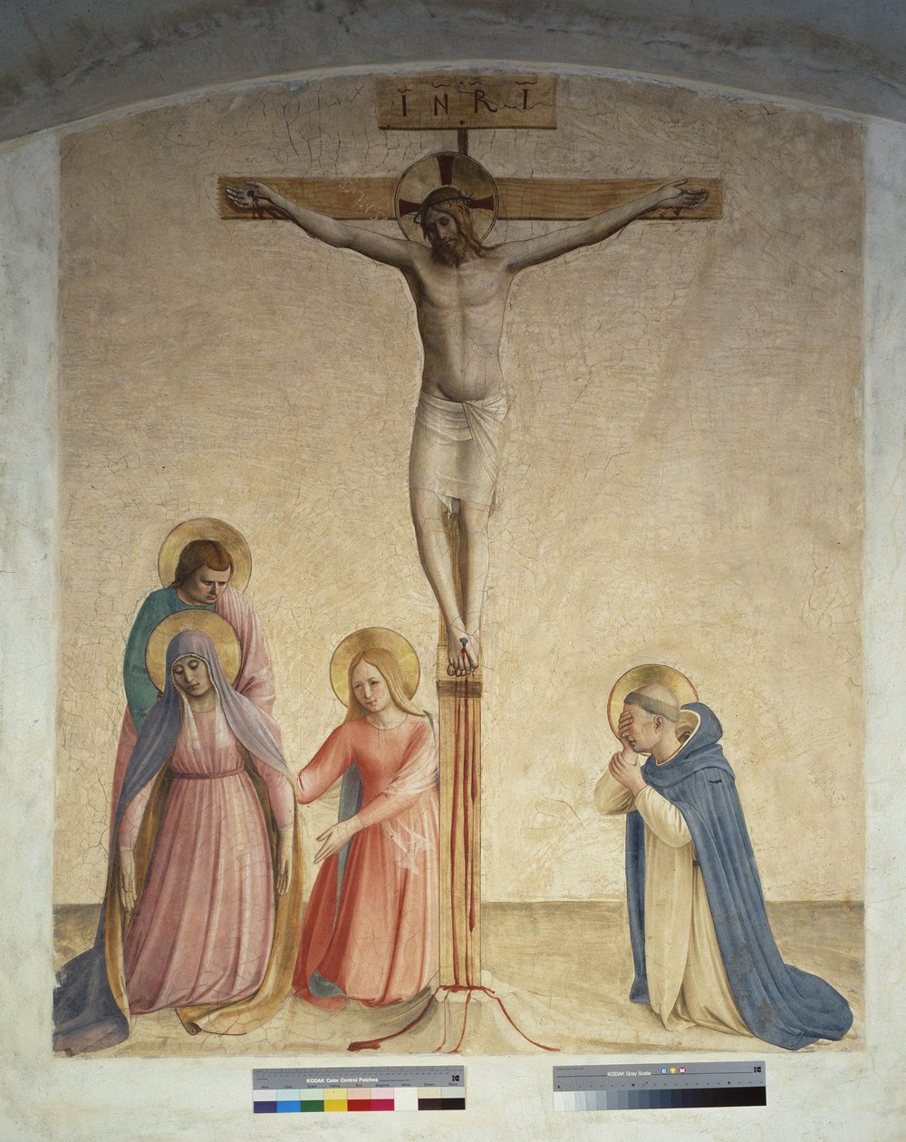 صلب مع القديسة مريم العذراء دومينيك. نقش "INRI" على الصليب بواسطة فرا انجيليكو