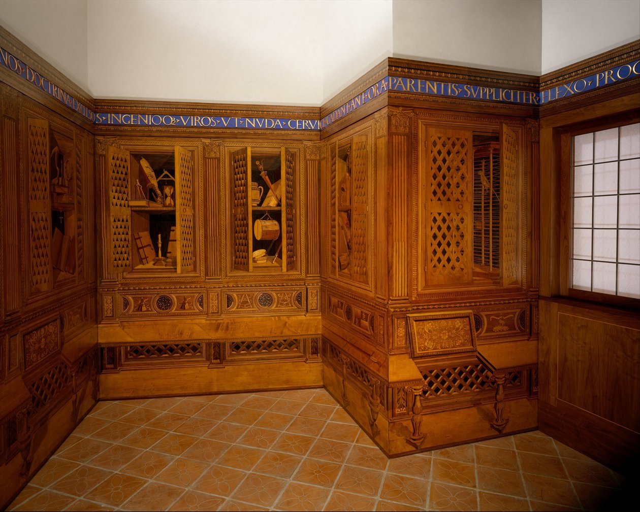 Studiolo من قصر Ducal في Gubbio ، حوالي 1478-82 (الجوز والزان وخشب الورد والبلوط وخشب الفاكهة في قاعدة الجوز) بواسطة فرانشيسكو دي جورجيو مارتيني