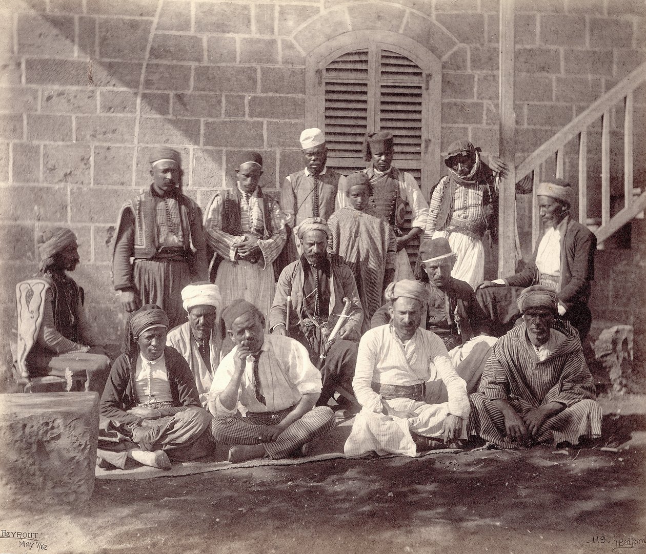 مجموعة من خمسة عشر من المخيمين لحفل أمير ويلز في بيروت ، 1862 بواسطة فرانسيس بيدفورد