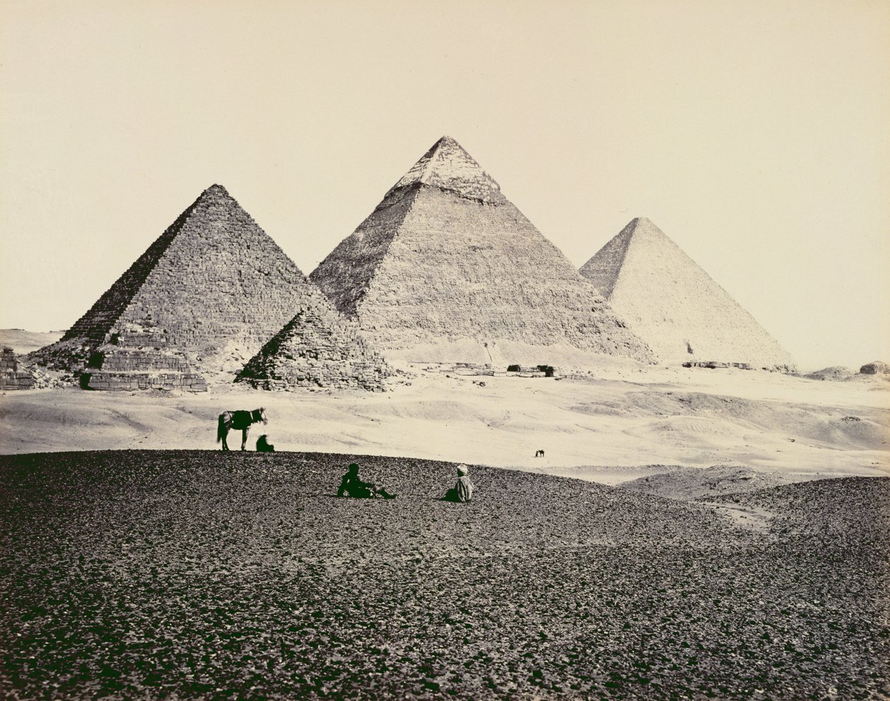 أهرامات الجيزة من الجنوب الغربي ، 1858 (صورة بني داكن) بواسطة فرانسيس فريث