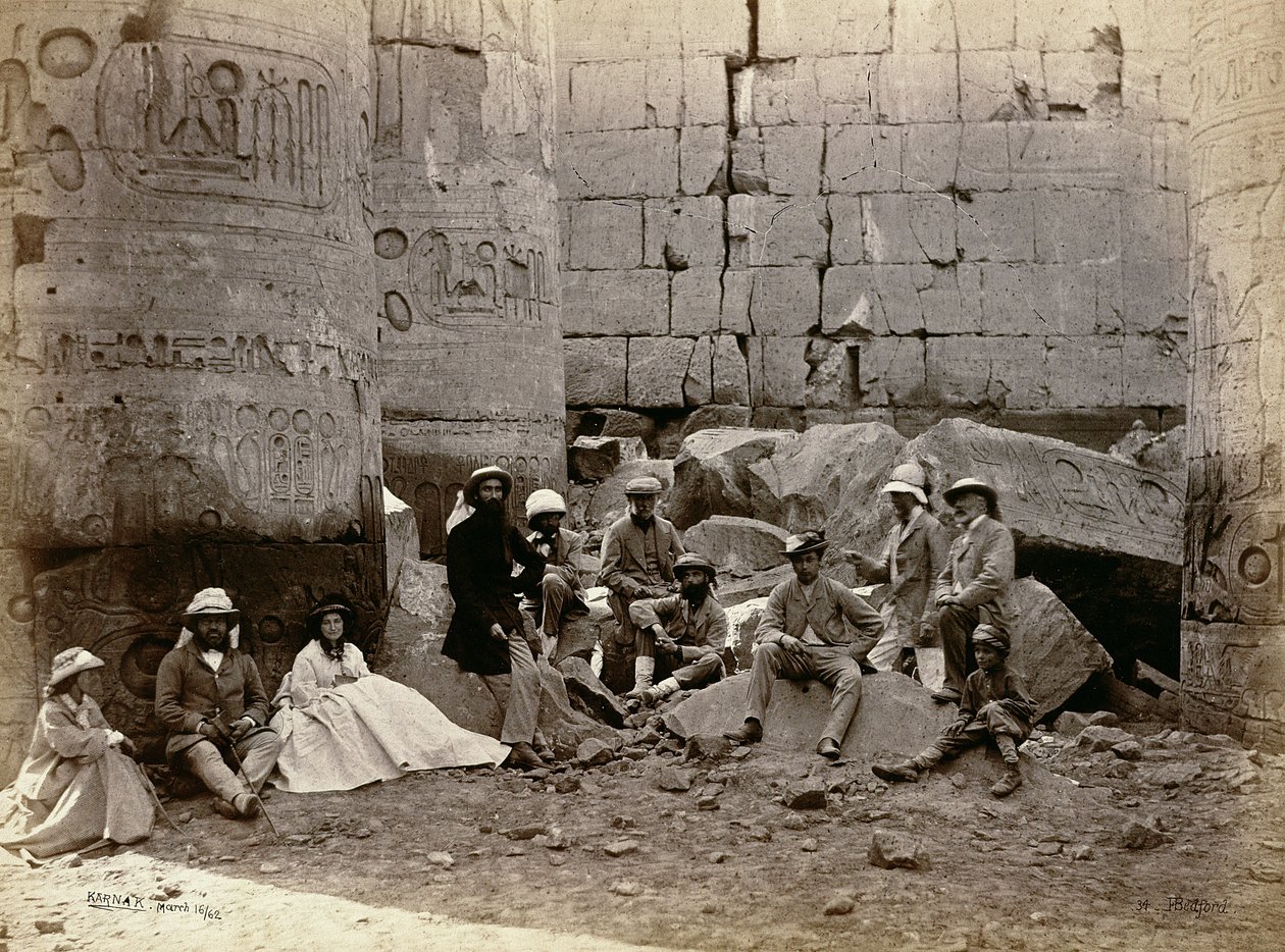 صورة جماعية في قاعة الأعمدة ، الكرنك ، طيبة ، 1862 بواسطة فرانسيس بيدفورد