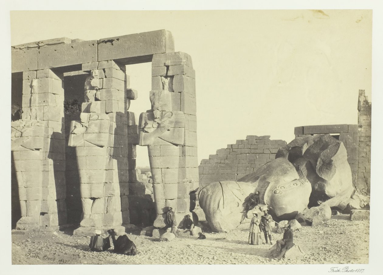 أعمدة أوزوريس والعملاق الكبير الساقط ، في ممنونيوم ، طيبة ، 1857. بواسطة فرانسيس فريث