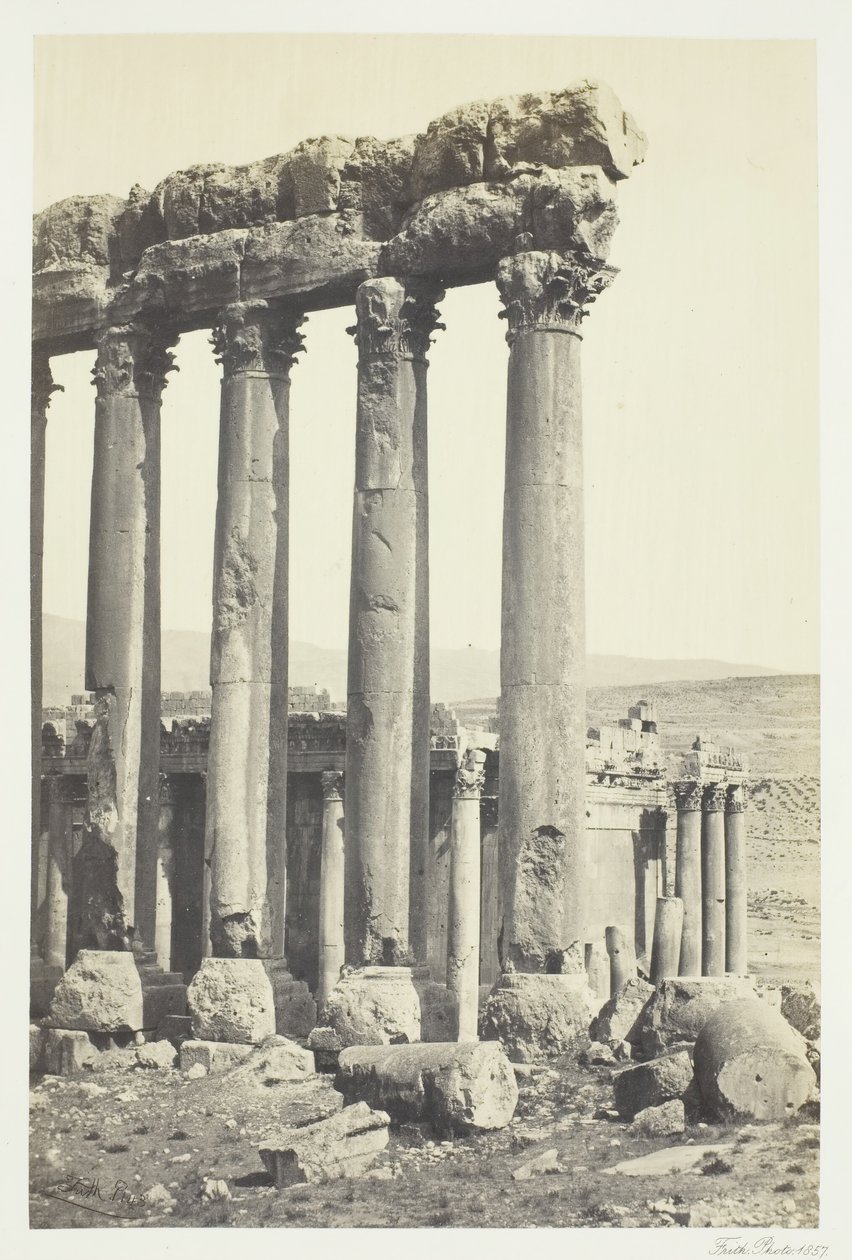 الأعمدة العظيمة والمعبد الأصغر ، بعلبك ، 1857. بواسطة فرانسيس فريث