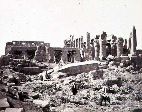 معبد الكرنك من الجنوب الشرقي حوالي 1856-59 (بني داكن الصورة) بواسطة فرانسيس فريث