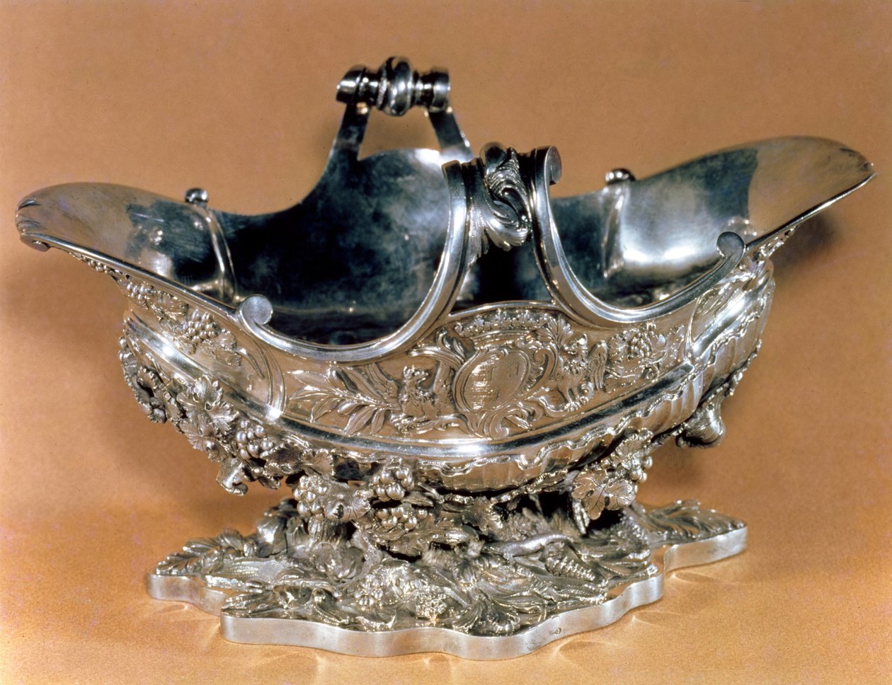 قارب صلصة مصنوع من أجل طاولة Mme. دي بومبادور ، تحمل شعار النبالة الخاص بها ، باريس ، 1745-55 (فضية وقطعة ذهبية) بواسطة فرانسوا جوبرت