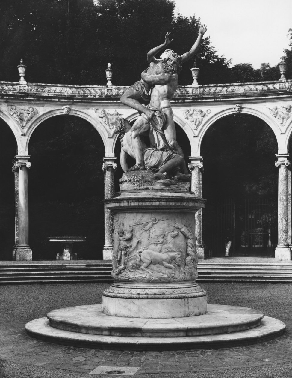 Rape of Proserpina by Pluto while one of her companions holds her back, grove of the Colonnade بواسطة فرانسوا جيراردون